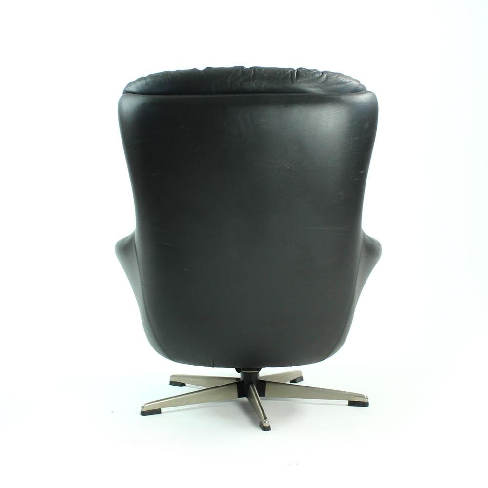 Black Leather Swivel Chair by Peem Company, Finland, circa 1960s For Sale 1