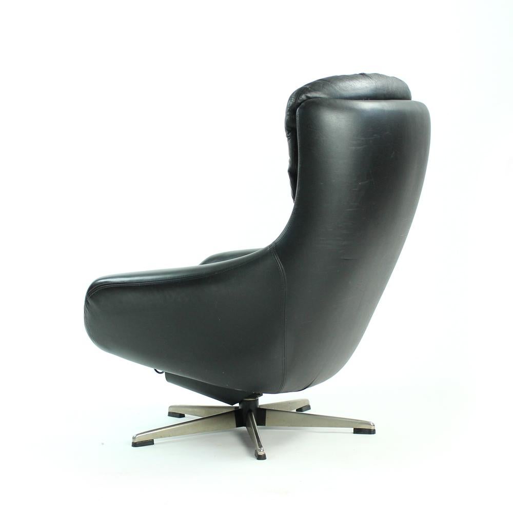 Black Leather Swivel Chair by Peem Company, Finland, circa 1960s For Sale 2