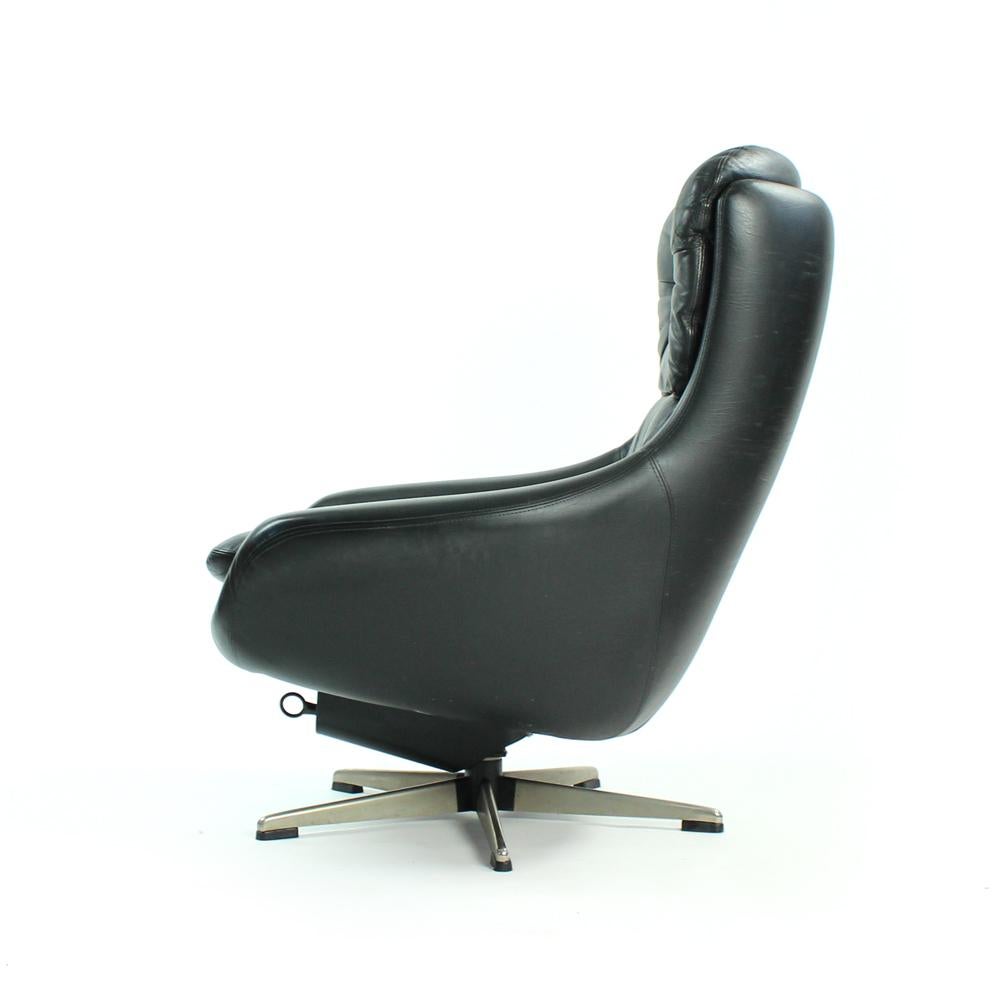 Black Leather Swivel Chair by Peem Company, Finland, circa 1960s For Sale 3