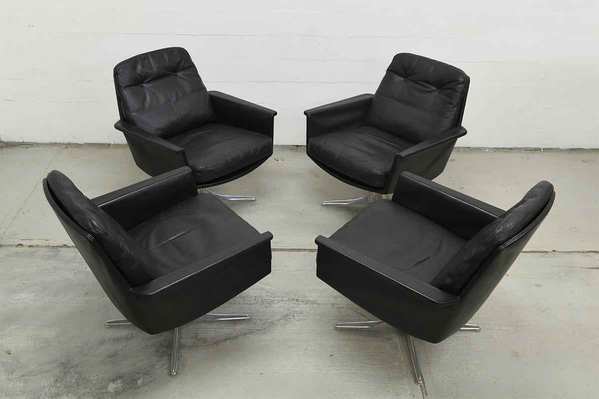 Black leather swivel lounge chairs designed by Horst Bru¨ning for COR Germany, 1960s. They are in a very good original condition. Black leather and polished aluminium. There are 4 available. Price is per Swivel chair.