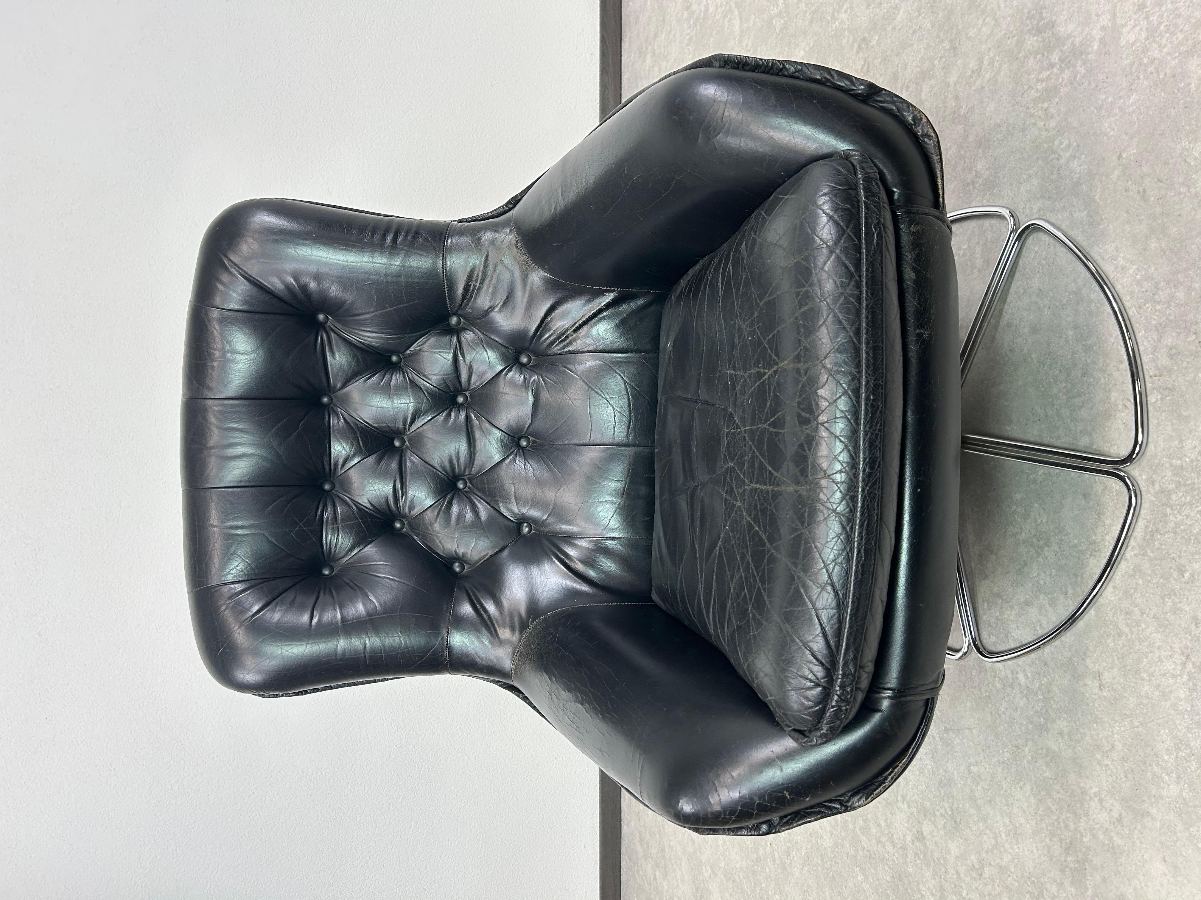 Black leather swivel wingchair by PeeM in very nice original condition with signs of use.
