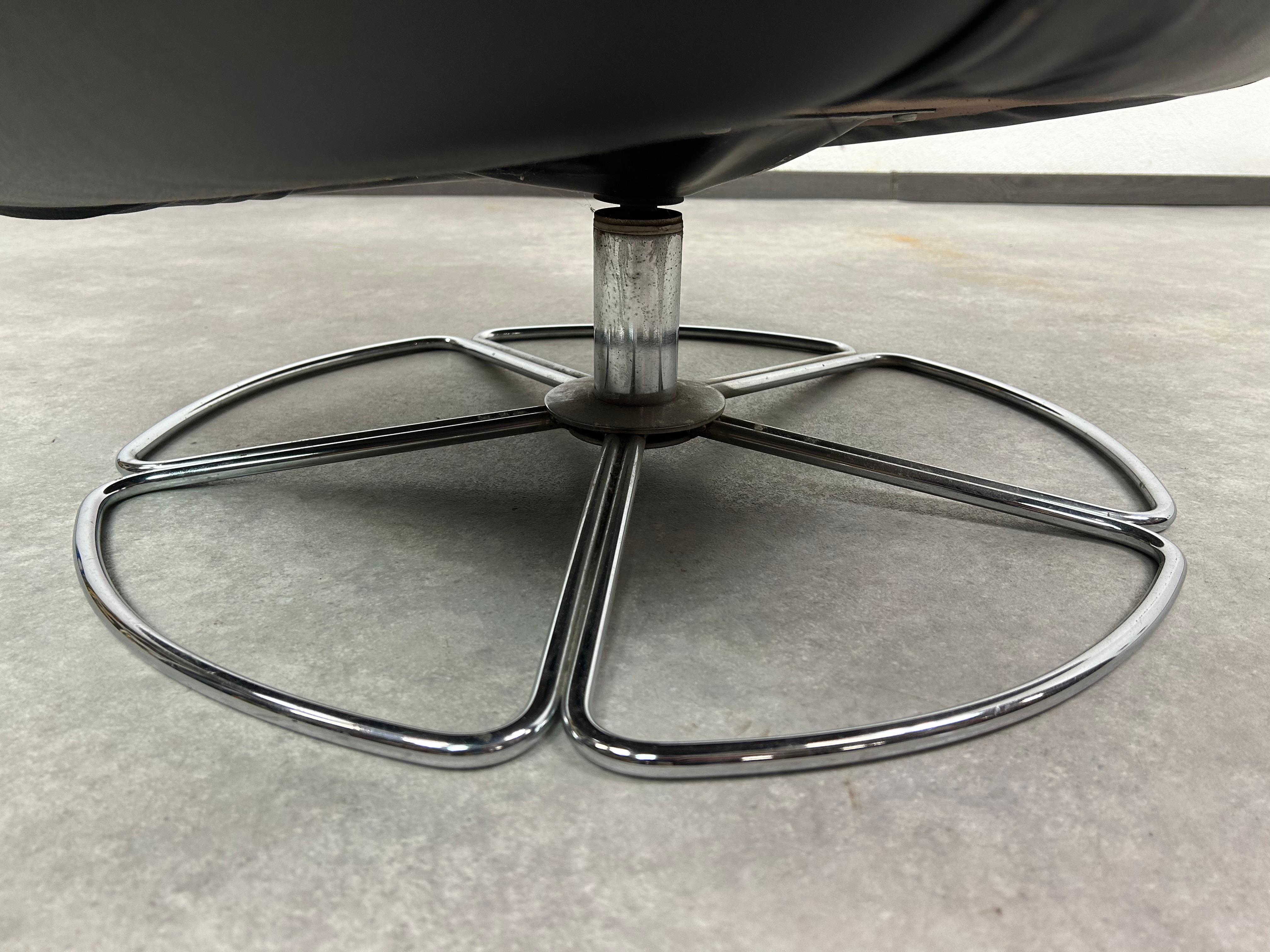 Black leather swivel wingchair by PeeM In Good Condition For Sale In Banská Štiavnica, SK