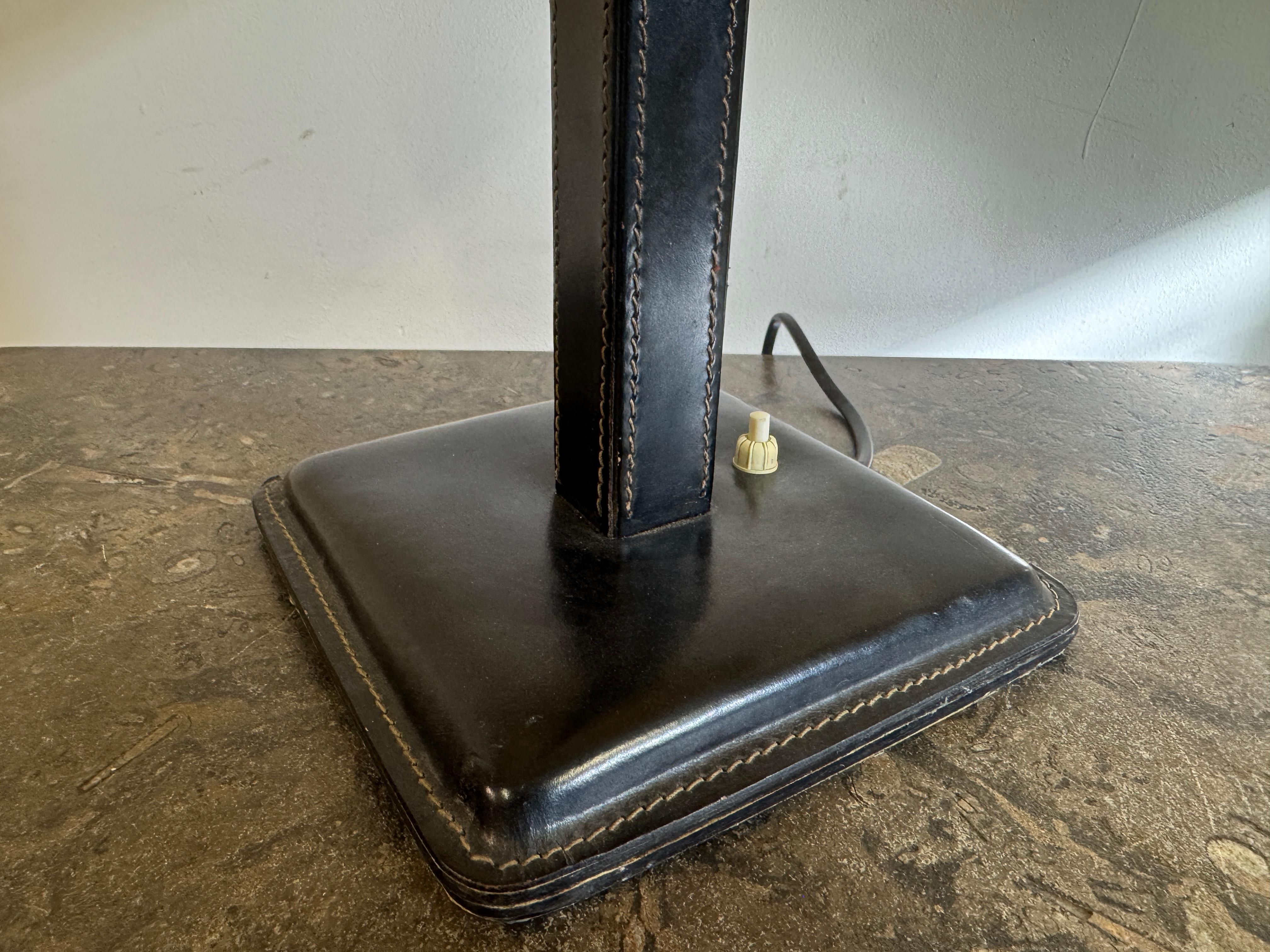 Lampada da tavolo in pelle nera nello stile di Jacques Adnet in vendita 3