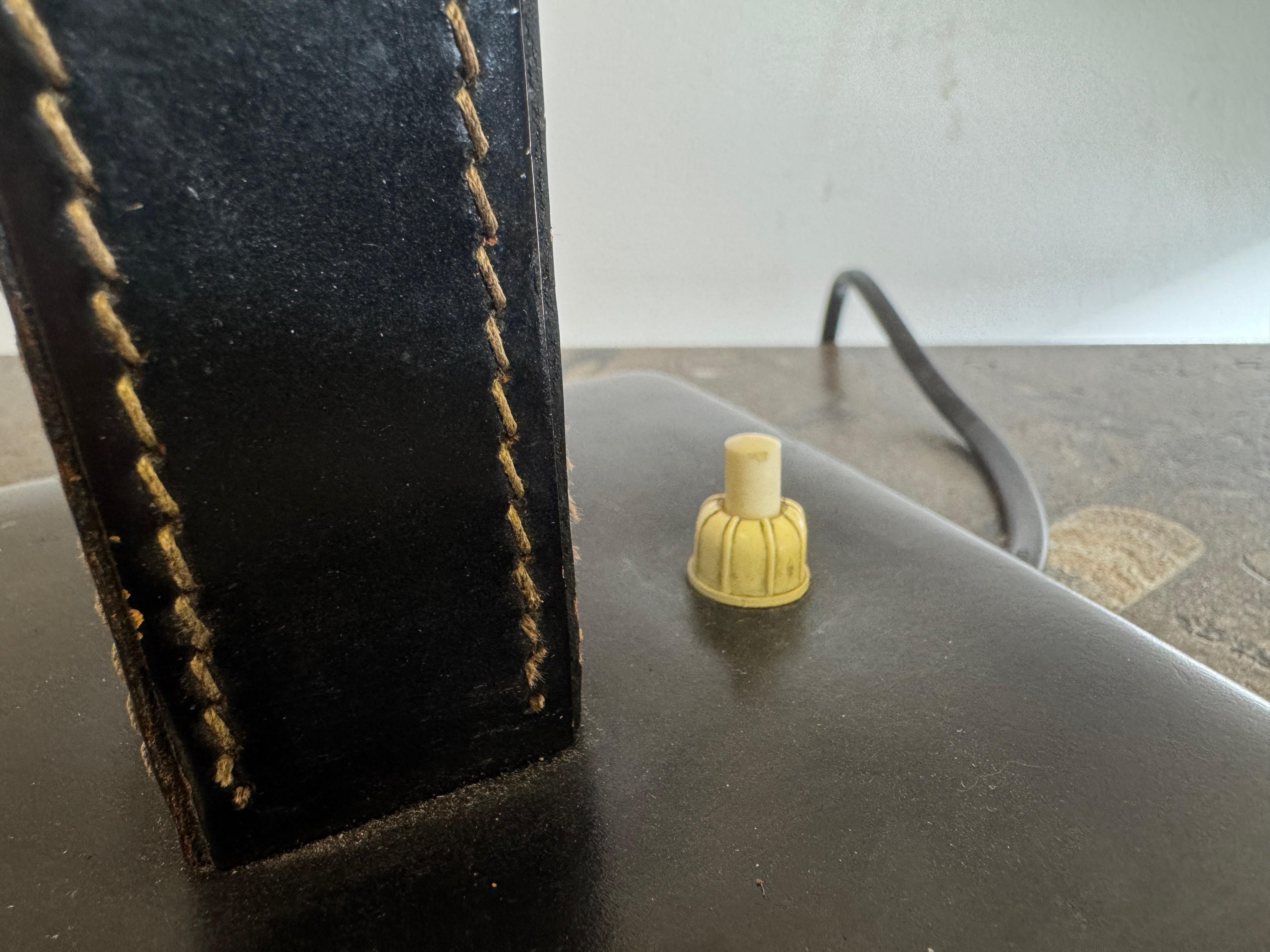 Lampada da tavolo in pelle nera nello stile di Jacques Adnet in vendita 4