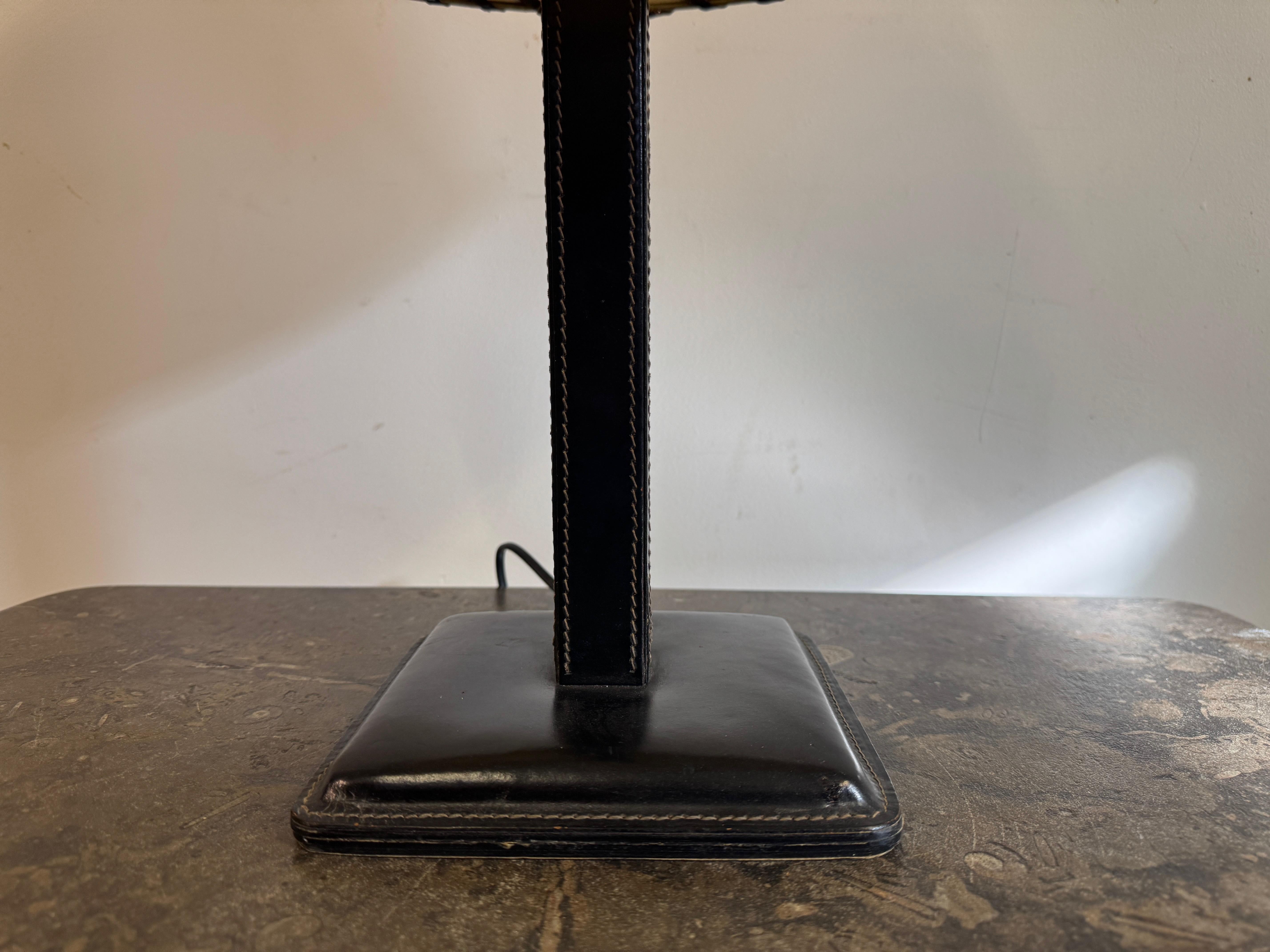 Mid-Century moderno Lampada da tavolo in pelle nera nello stile di Jacques Adnet in vendita