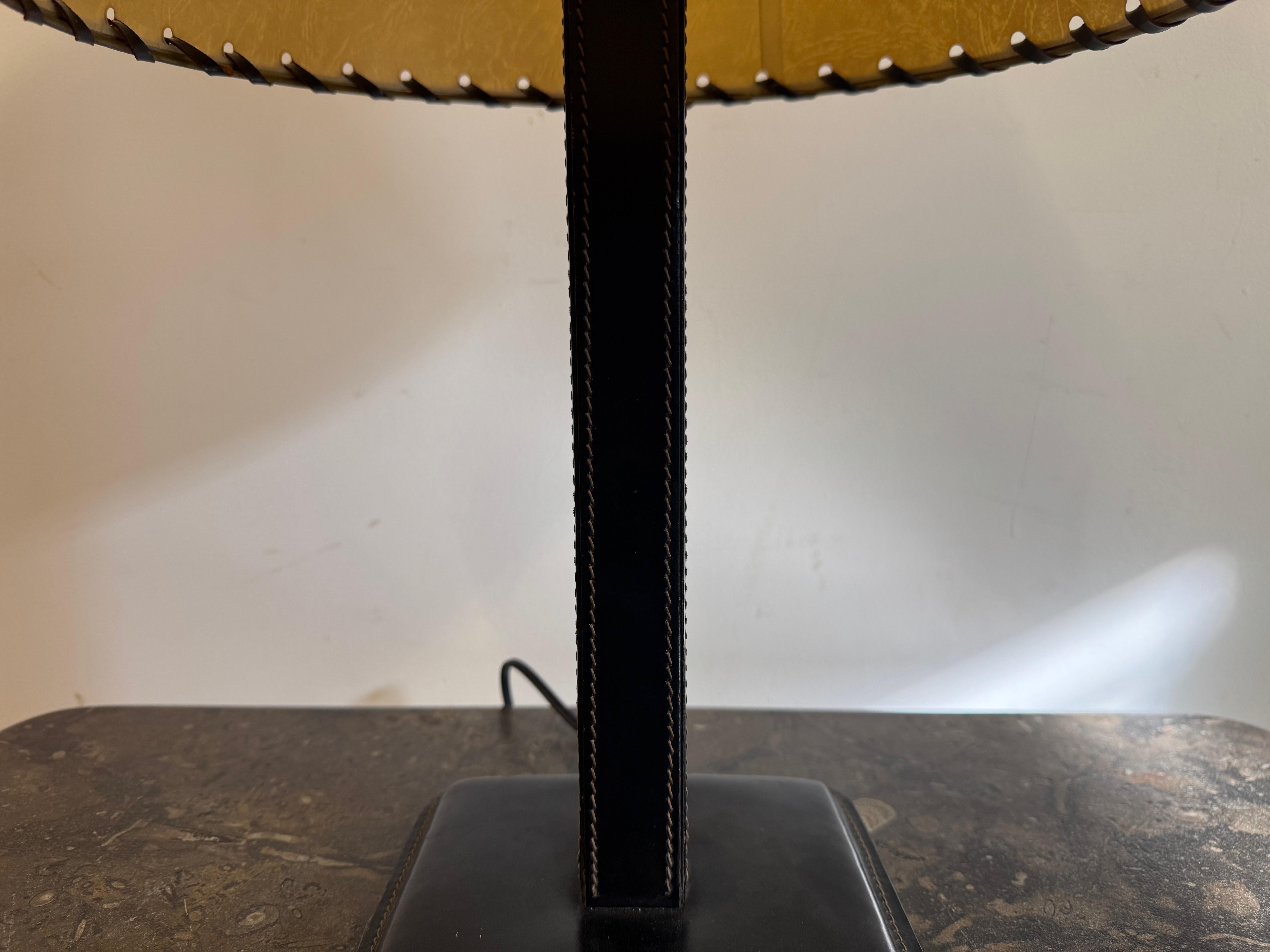 Francese Lampada da tavolo in pelle nera nello stile di Jacques Adnet in vendita