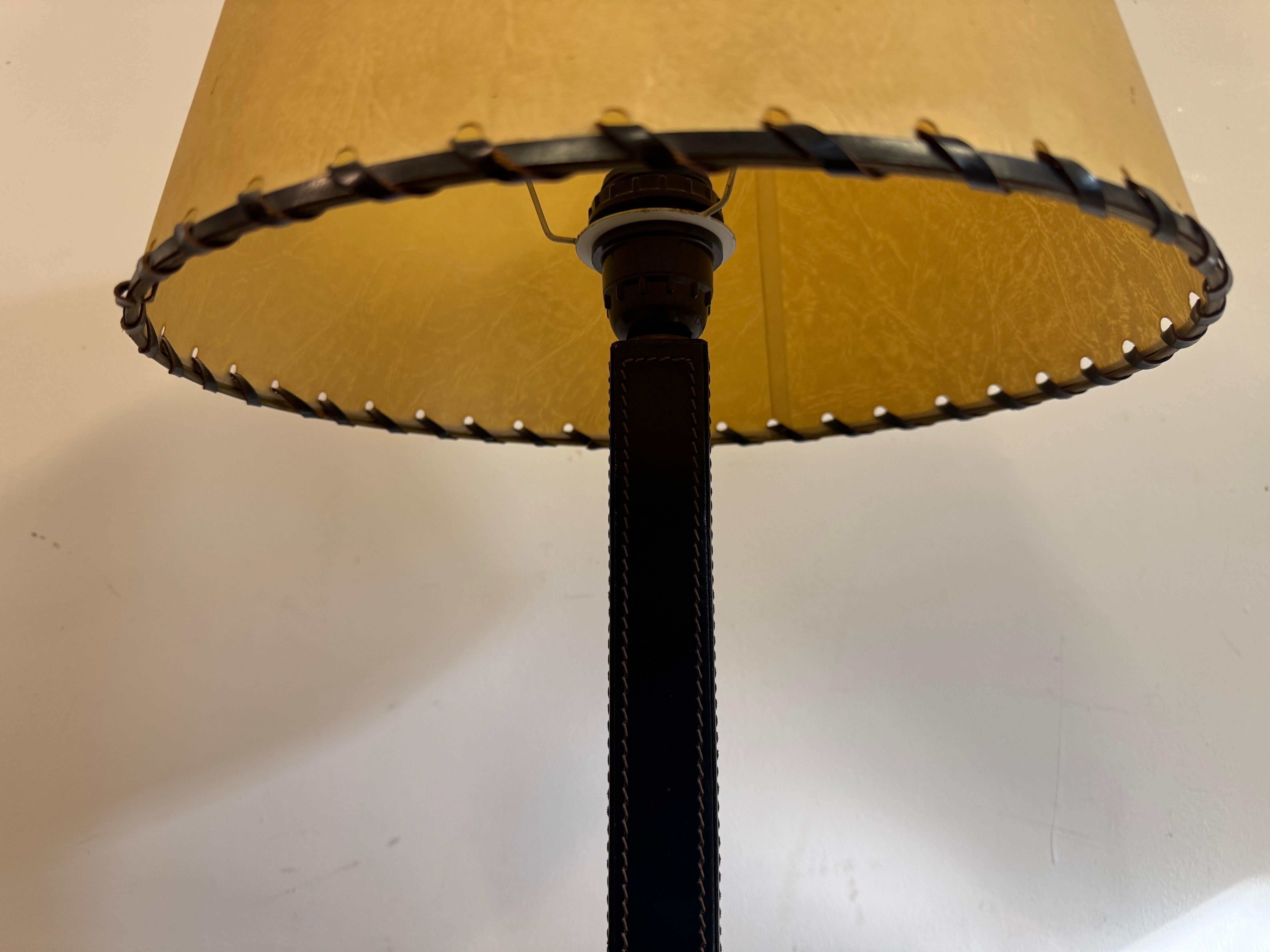 Lampada da tavolo in pelle nera nello stile di Jacques Adnet In condizioni buone in vendita a London, London