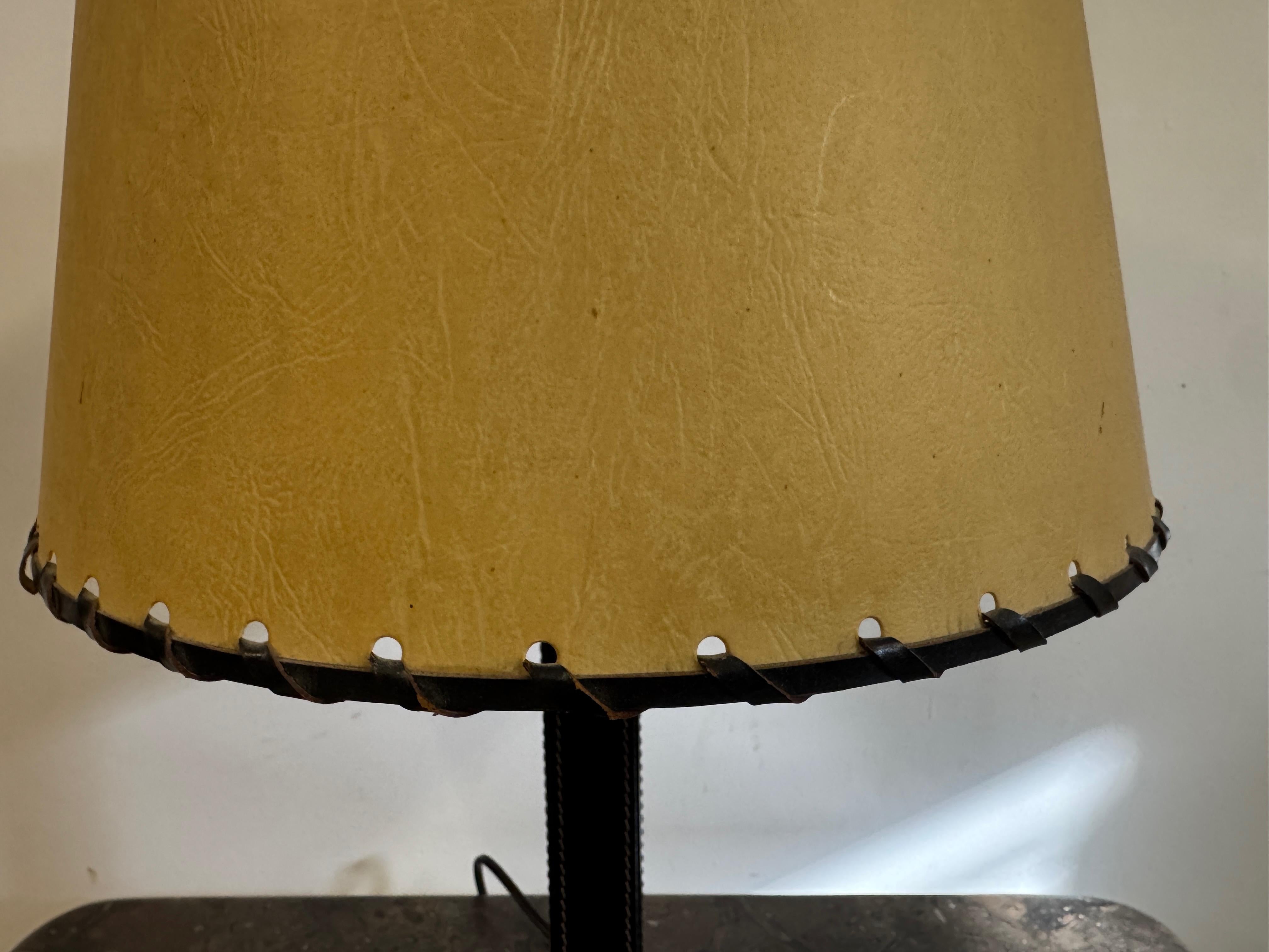 XX secolo Lampada da tavolo in pelle nera nello stile di Jacques Adnet in vendita