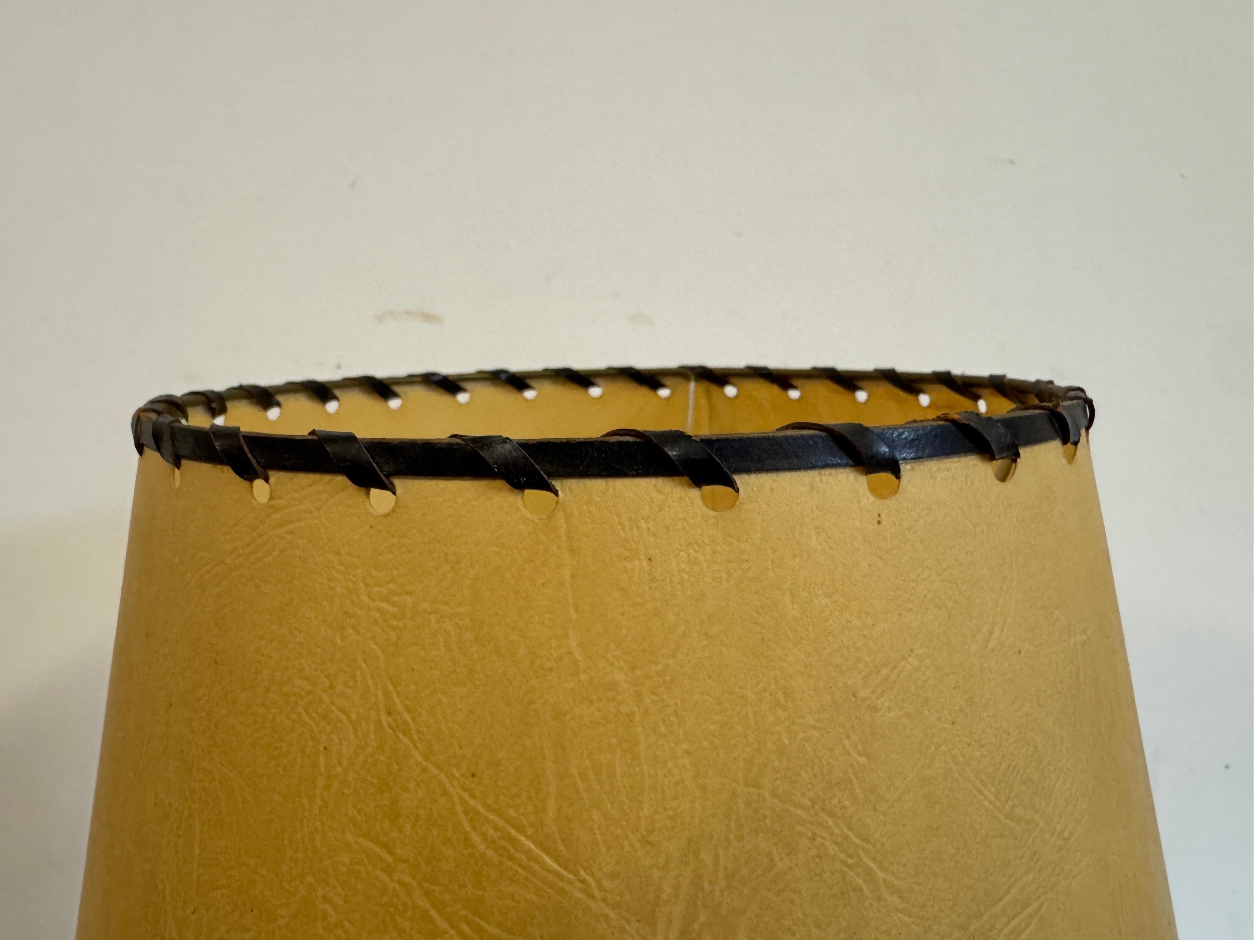 Pelle Lampada da tavolo in pelle nera nello stile di Jacques Adnet in vendita