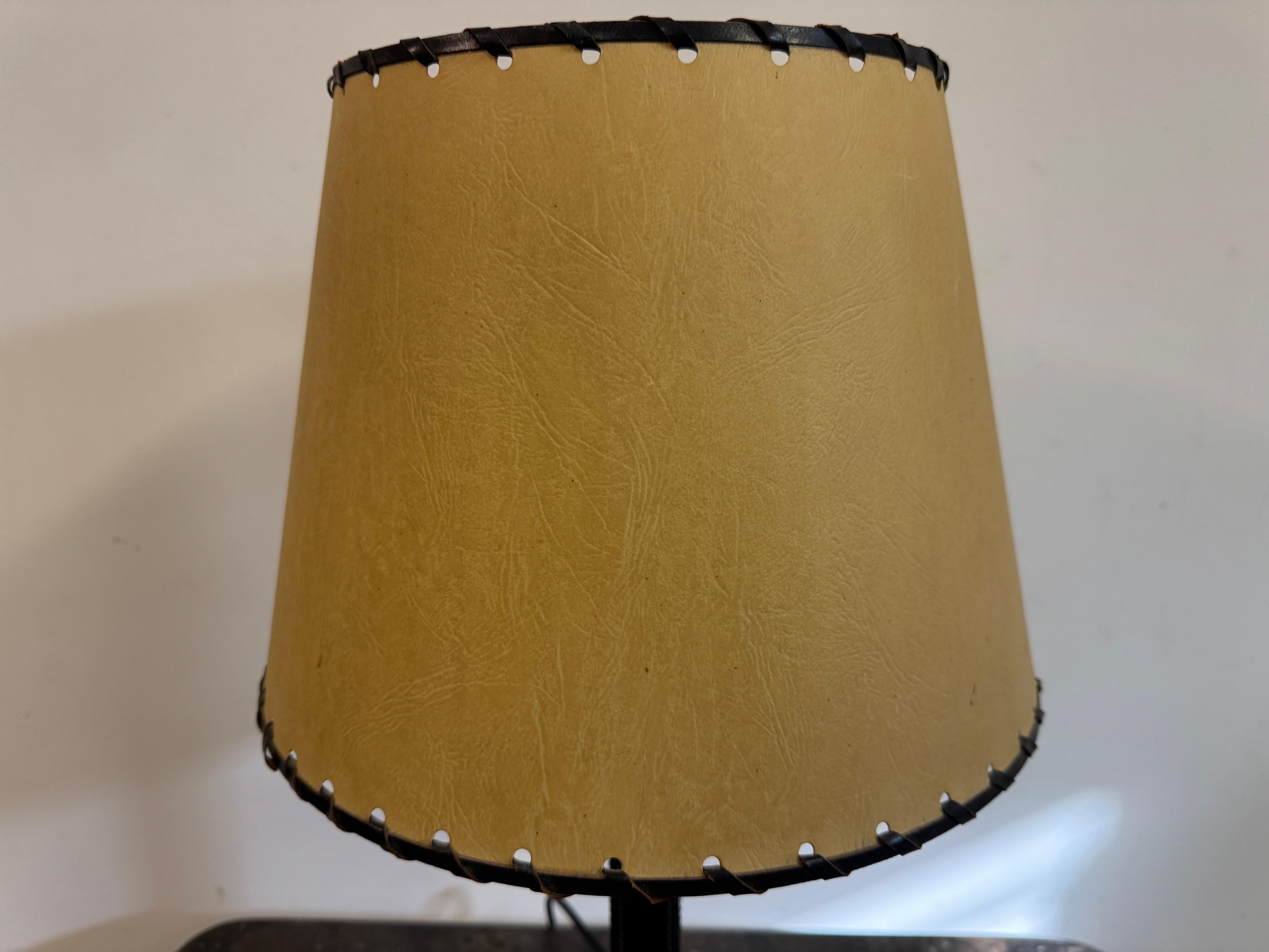 Lampada da tavolo in pelle nera nello stile di Jacques Adnet in vendita 1