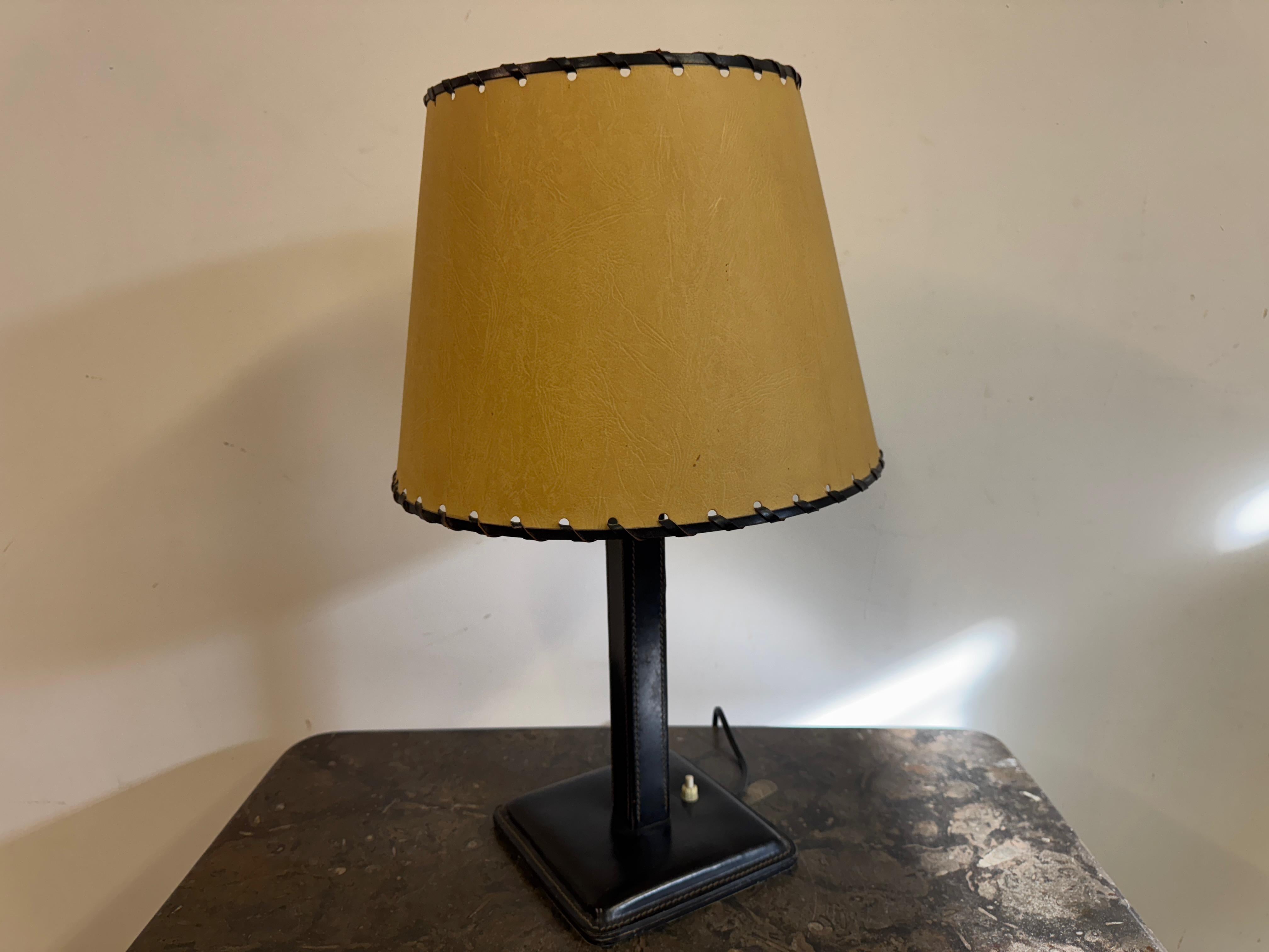 Lampada da tavolo in pelle nera nello stile di Jacques Adnet in vendita 2