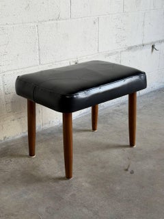 Ottoman-Hocker aus schwarzem Leder und Teakholz, gepolsterter Fußhocker, Mid-Century-Modern-Stil, 1960er Jahre