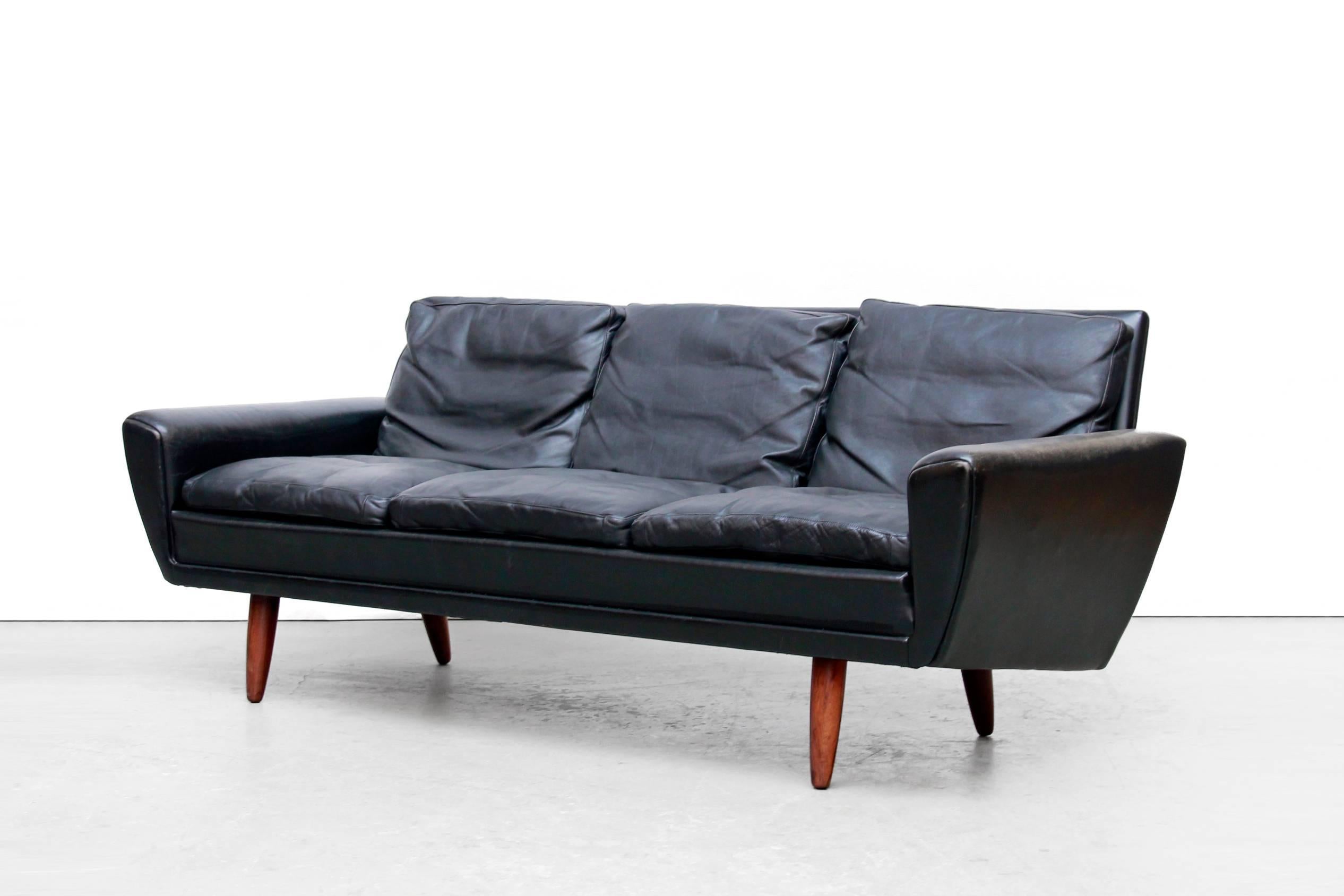 Black leather sofa designed by Georg Thams for Vejen Polstermøbelfabrik in Denmark.
This three-seat sofa has the name: 'Model 64' because it was designed in 1964.
The sofa is made of thick black leather and has conical wooden legs.
The cushions