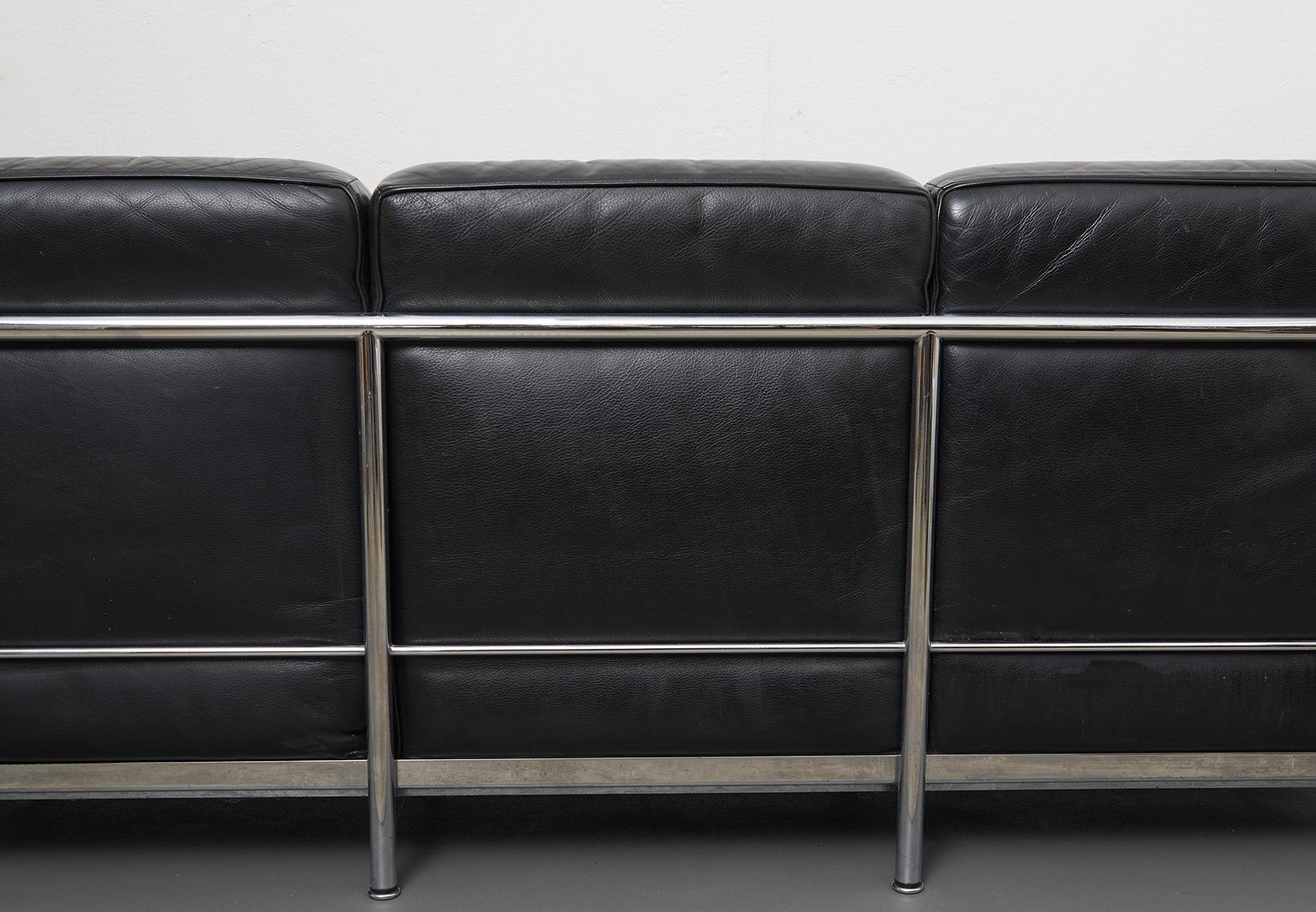 Black Leather Three Seater Sofa LC2 by Le Corbusier for Cassina, c.1980 In Good Condition In Renens, CH