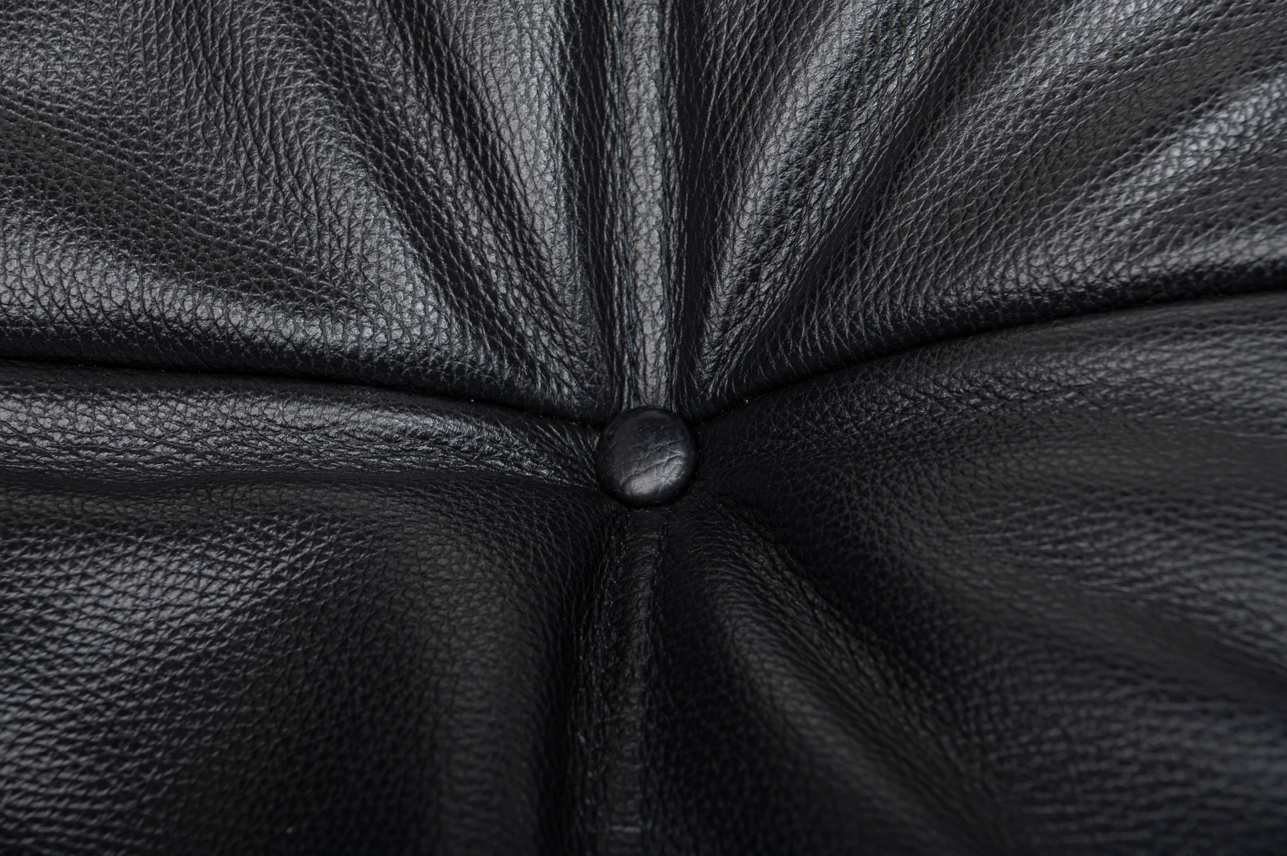 Ensemble de canapés Togo en cuir noir par Michel Ducaroy pour Ligne Roset, France en vente 8