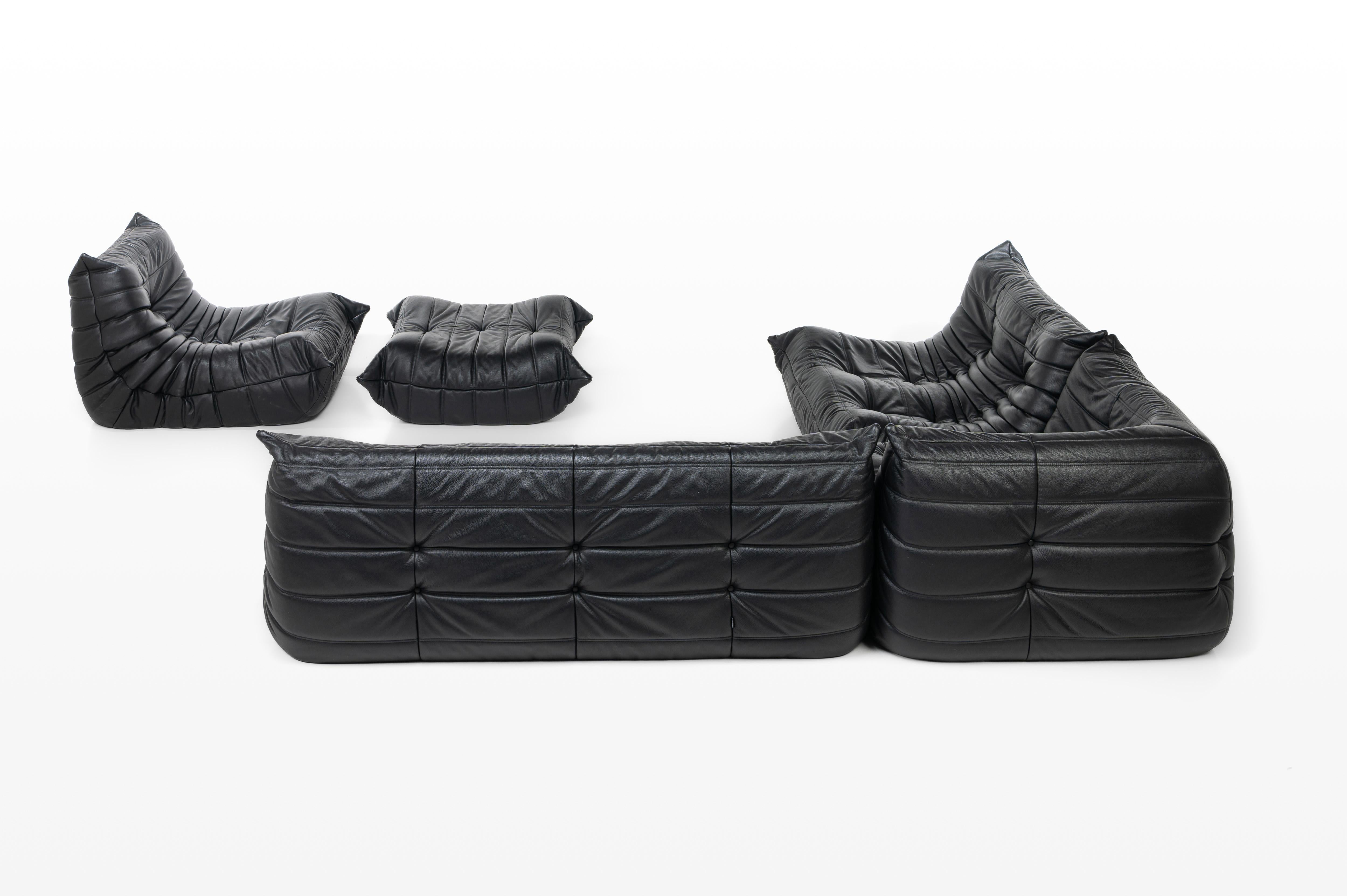 Un classique du design intemporel. Conçu en 1973 par Michel Ducaroy pour Ligne Roset, le canapé Togo est un véritable classique du design. Sa forme audacieuse, ses plis souples et sa forme basse et décontractée le rendent immédiatement