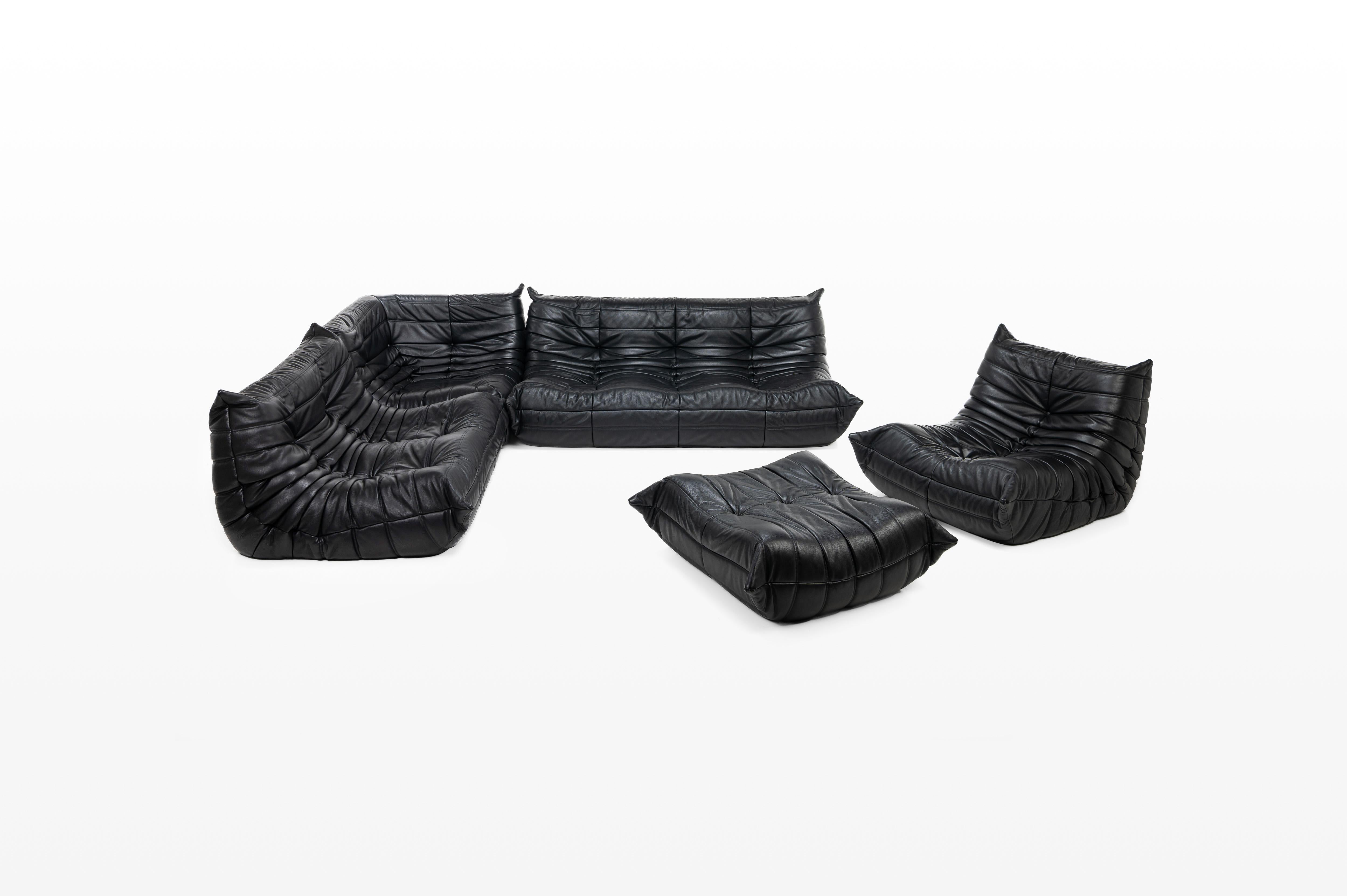 Ère spatiale Ensemble de canapés Togo en cuir noir par Michel Ducaroy pour Ligne Roset, France en vente
