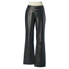 Pantalon en cuir noir avec clous en métal doré à la taille Thierry Mugler Couture