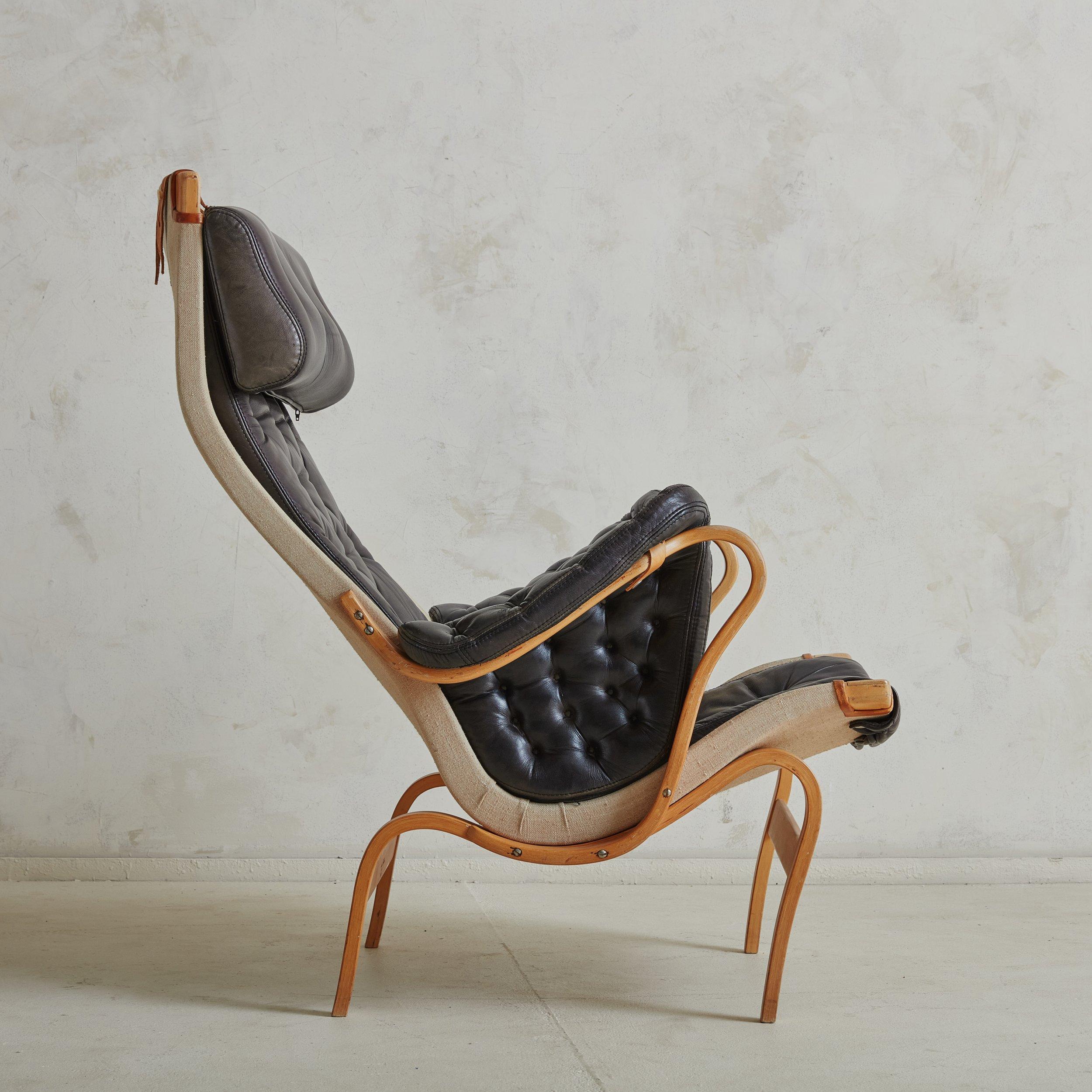 Scandinave moderne Fauteuil 'Pernilla' en cuir noir touffeté par Bruno Mathsson pour Dux of Sweden, Suède années 1960 en vente