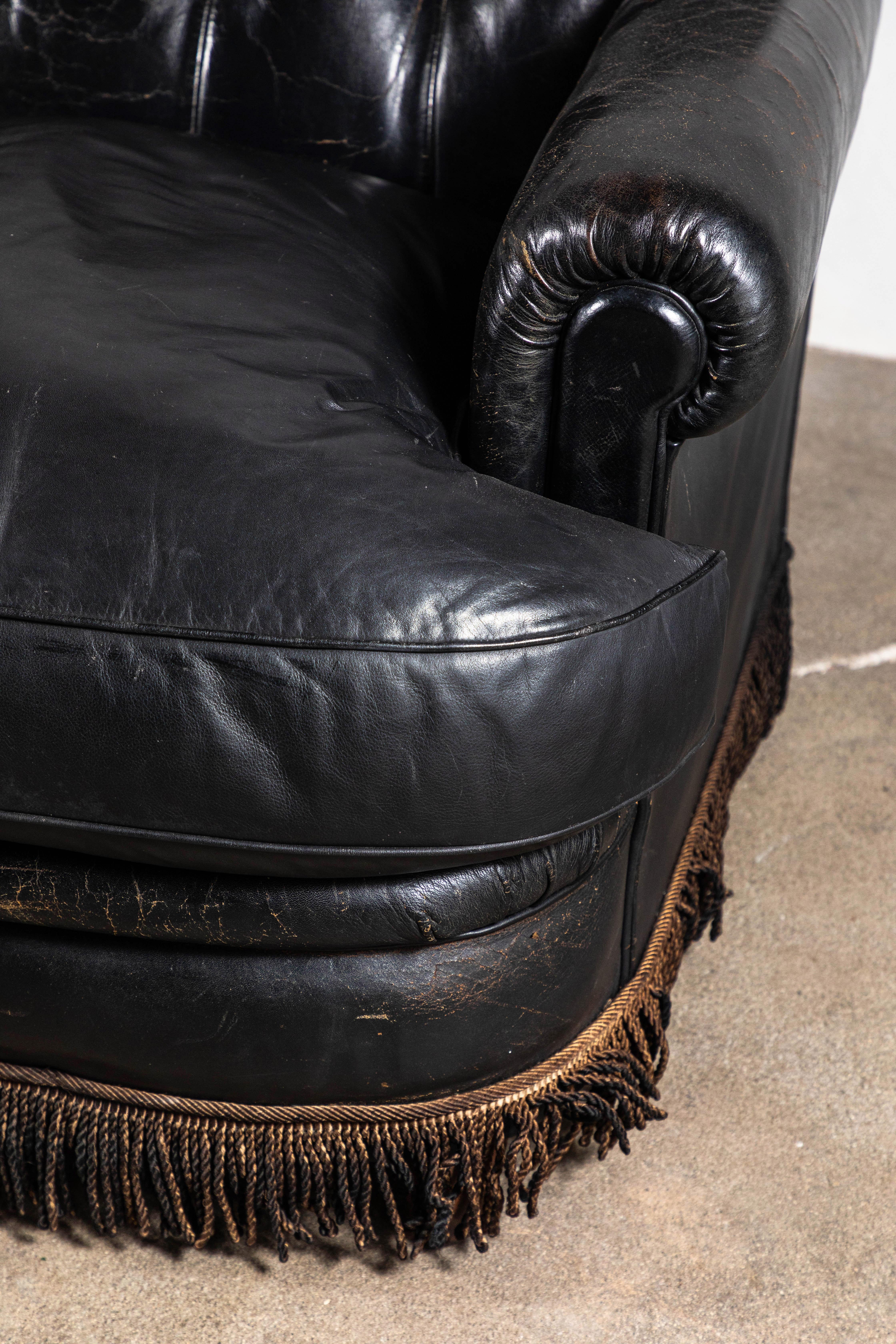 Black Leather Tufted Sofa with Tufting and a Fringed Base 1
