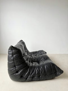 Sofá Togo de dos plazas de cuero negro de Michel Ducaroy para Ligne Roset