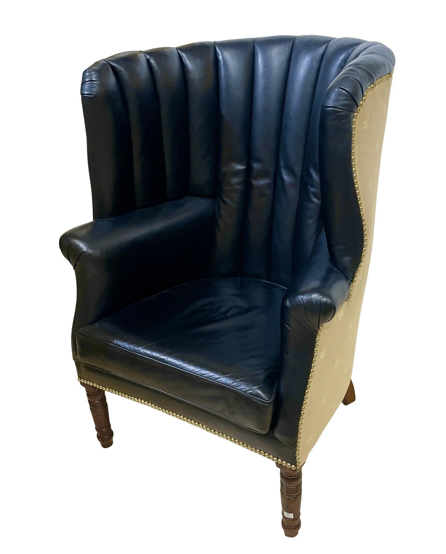 Chaise de bibliothèque à dossier en tonneau de style Régence anglaise, vers 1815, recouverte de cuir noir cannelé et reposant sur des pieds en acajou. La forme profonde et enveloppante offre un confort et une présence exceptionnels. Fini avec une