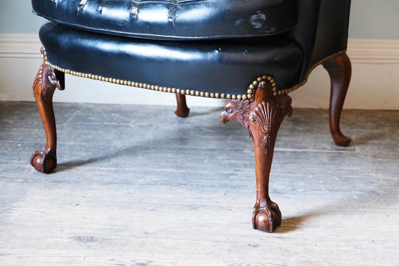 Anglais Fauteuil géorgien à dossier Wingback tapissé de cuir noir avec pieds en forme de boule et de griffe en vente