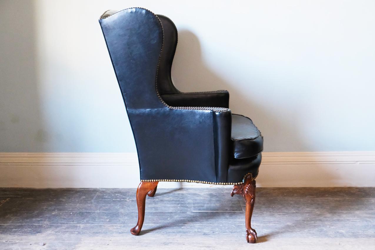 Georgian Black Leather-Upholstered Wingback Armchair with Ball & Claw Feet In Good Condition For Sale In London, GB