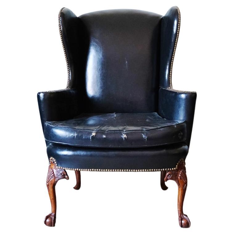 Fauteuil géorgien à dossier Wingback tapissé de cuir noir avec pieds en forme de boule et de griffe en vente