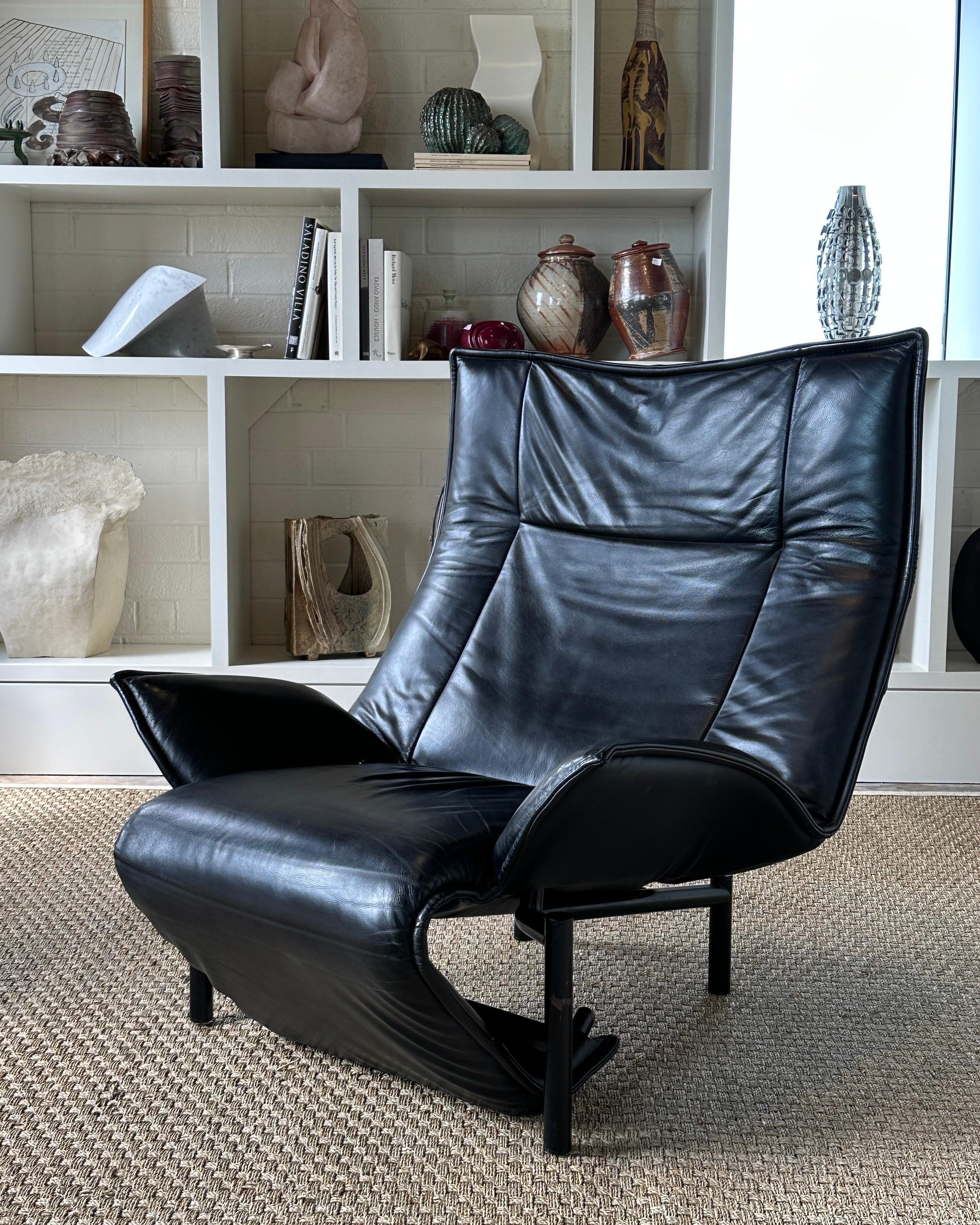 Verstellbarer Veranda Chaise/Lounge Chair aus Stahl und Leder, entworfen von VIco Magistretti für Cassina. 

Der Stahlrahmen lässt sich zu einer Chaiselongue ausziehen oder zu einem verstellbaren Stuhl umklappen. Der Sitzhebel (wie abgebildet) hebt