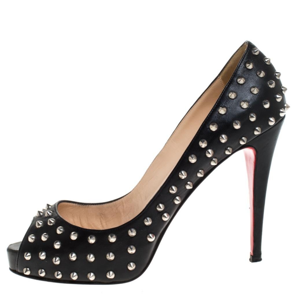 This stunning pair of Very Prive pumps from Christian Louboutin are sure to add some class to your outfits. The peep-toe pumps have been crafted from quality leather, and they come with comfortable leather insoles. They are complete with 12 cm