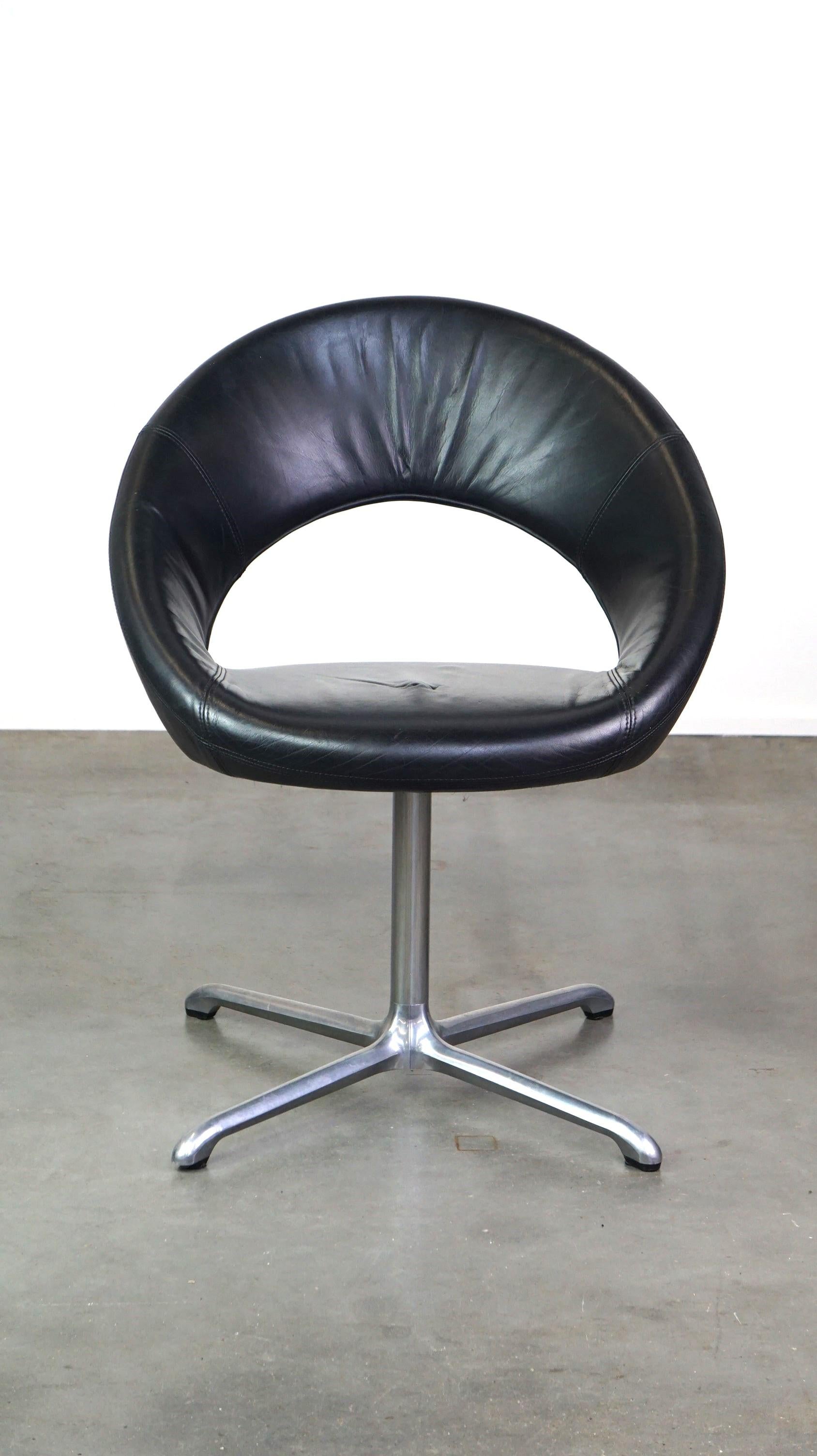 The Artifort NINA armchair is designed by Dutch designer René Holten and fits easily into almost any interior. This armchair is striking and timeless due to its design and is very comfortable to sit in. It is made with thick black leather and