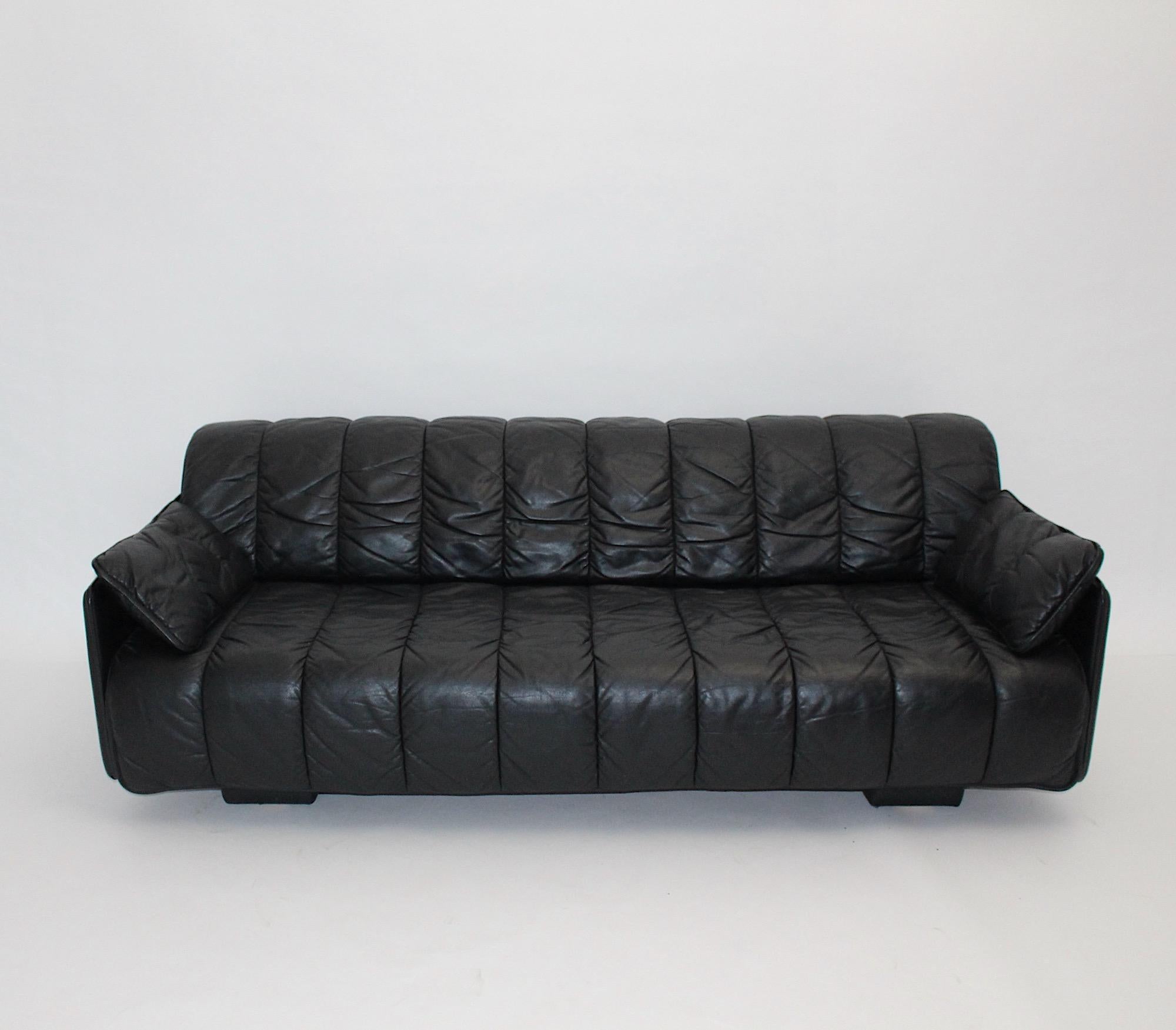 Canapé ou lit de jour vintage en cuir noir de Sede modèle DS 69 en cuir noir surpiqué de haute qualité des années 1970 Suisse.
Un grand canapé ou un lit de jour offre un confort d'assise merveilleux et confortable, tandis que le lit d'appoint, qui