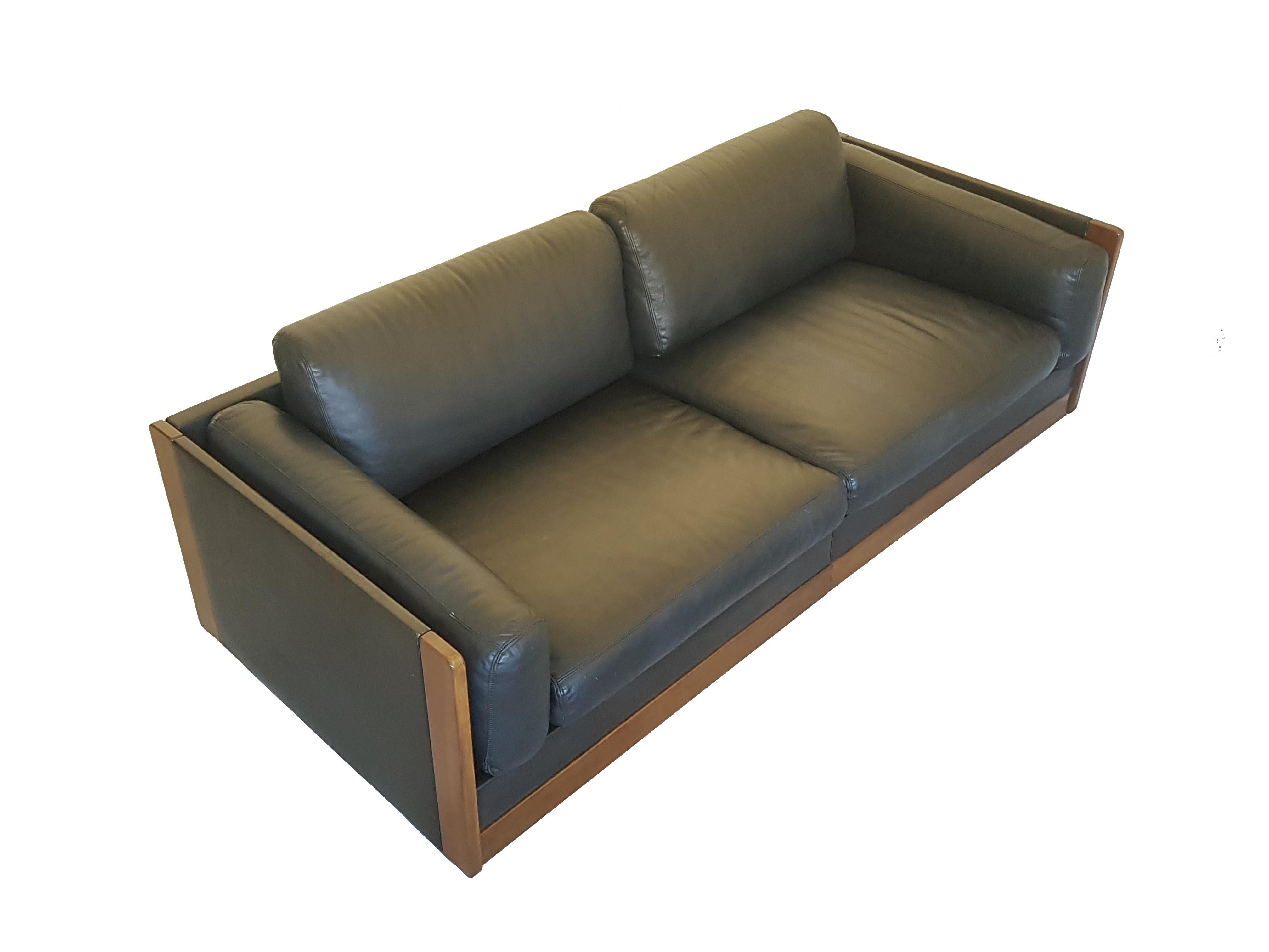 Black Leather & Walnut Modular Sofas Mod. 920 by Afra & Tobia Scarpa for Cassina In Fair Condition For Sale In Varese, Lombardia
