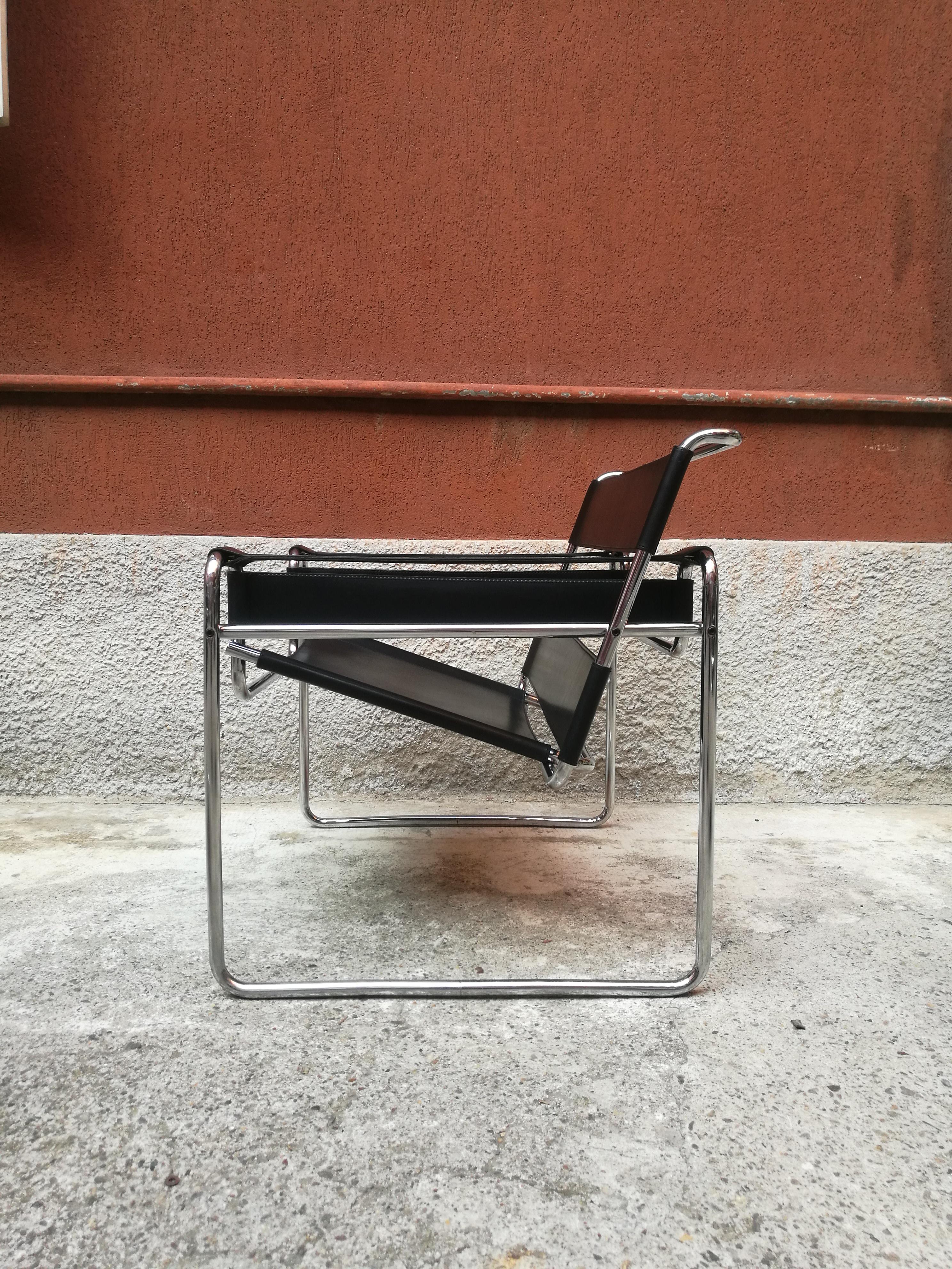 Black leather Wassily armchair by Marcel Breuer for Gavina, 1968
Mod.B3 armchair by Marcel Breuer, well known as Wassily, was designed in 1925.
This black leather version comes from seventies, from a house of architects and sculptors set in Milan,