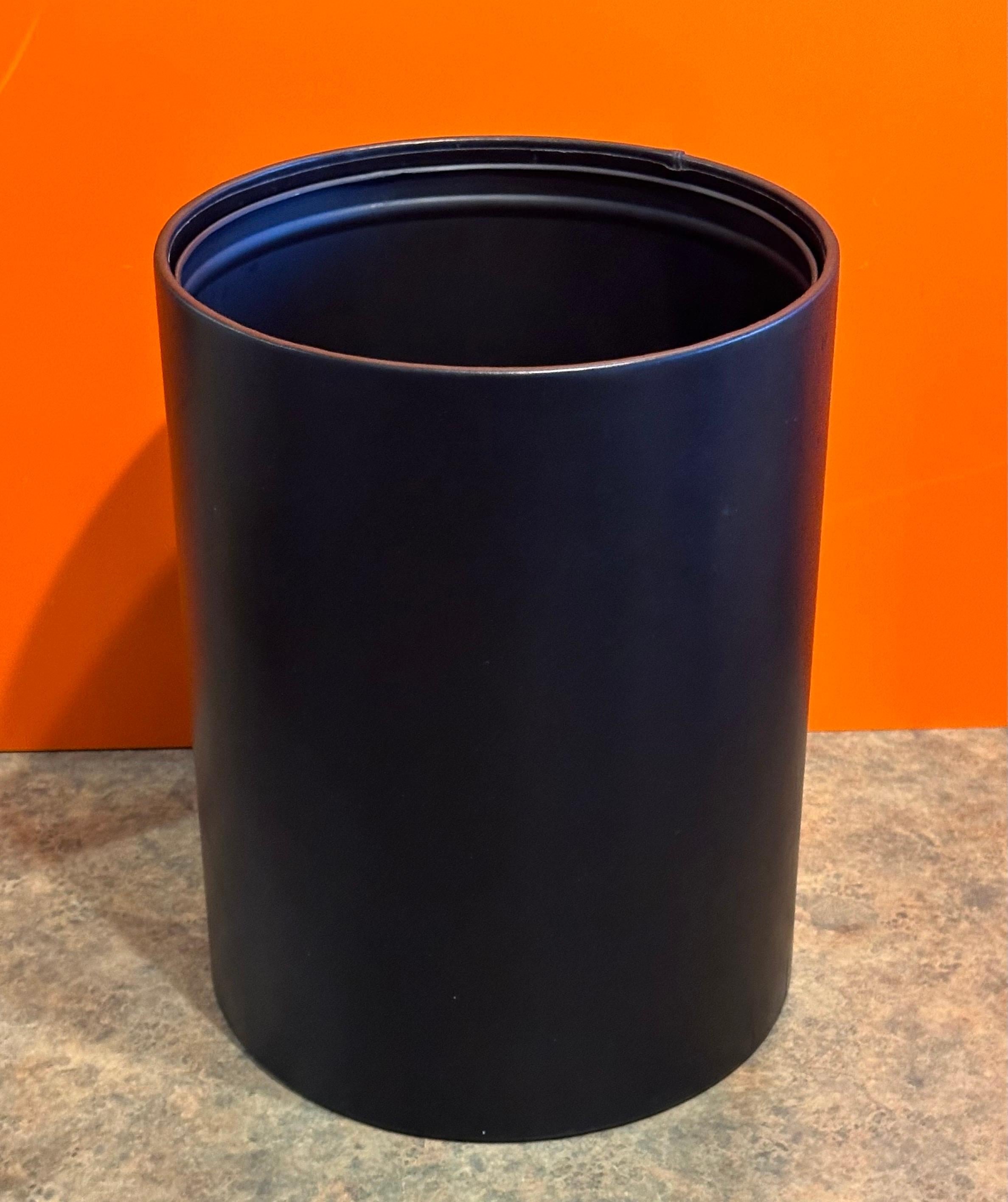 Waschbecken aus schwarzem Leder mit Leinen von Stuart Kern im Zustand „Gut“ im Angebot in San Diego, CA