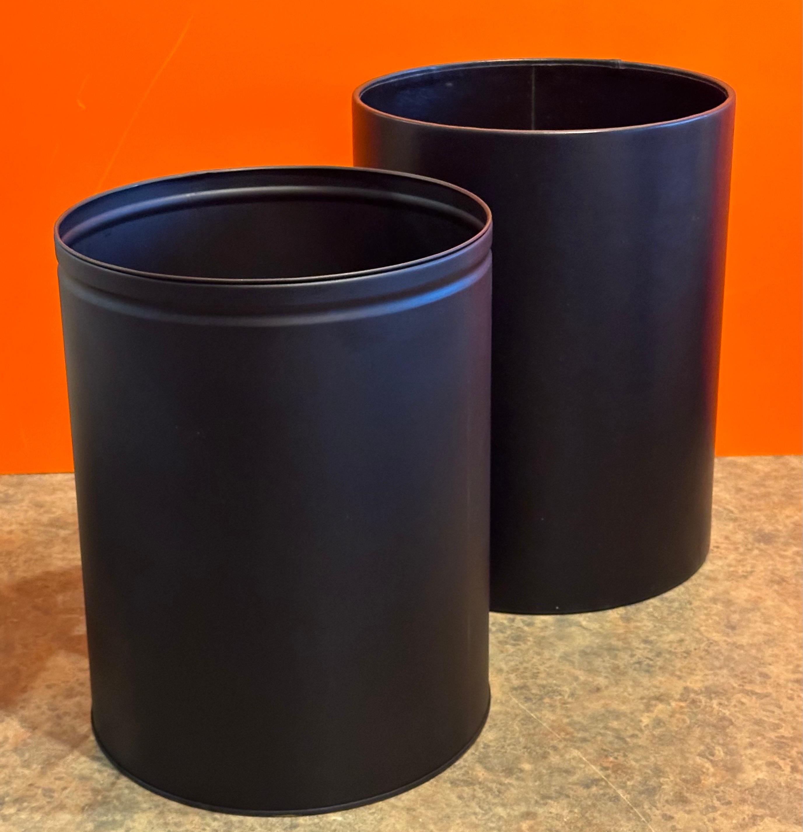 Waschbecken aus schwarzem Leder mit Leinen von Stuart Kern im Angebot 1