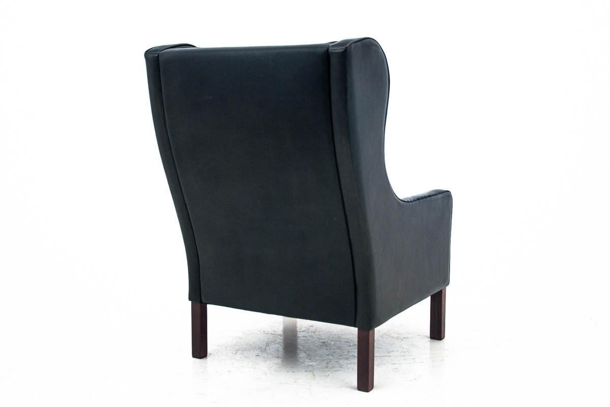 Stilvoller Sessel aus den 1970er Jahren. Möbel in sehr gutem Zustand, nach professioneller Renovierung. Polsterung: Leder.

Abmessungen: Höhe 105 cm, Sitzhöhe 45 cm, Breite 73 cm, Tiefe 100 cm.