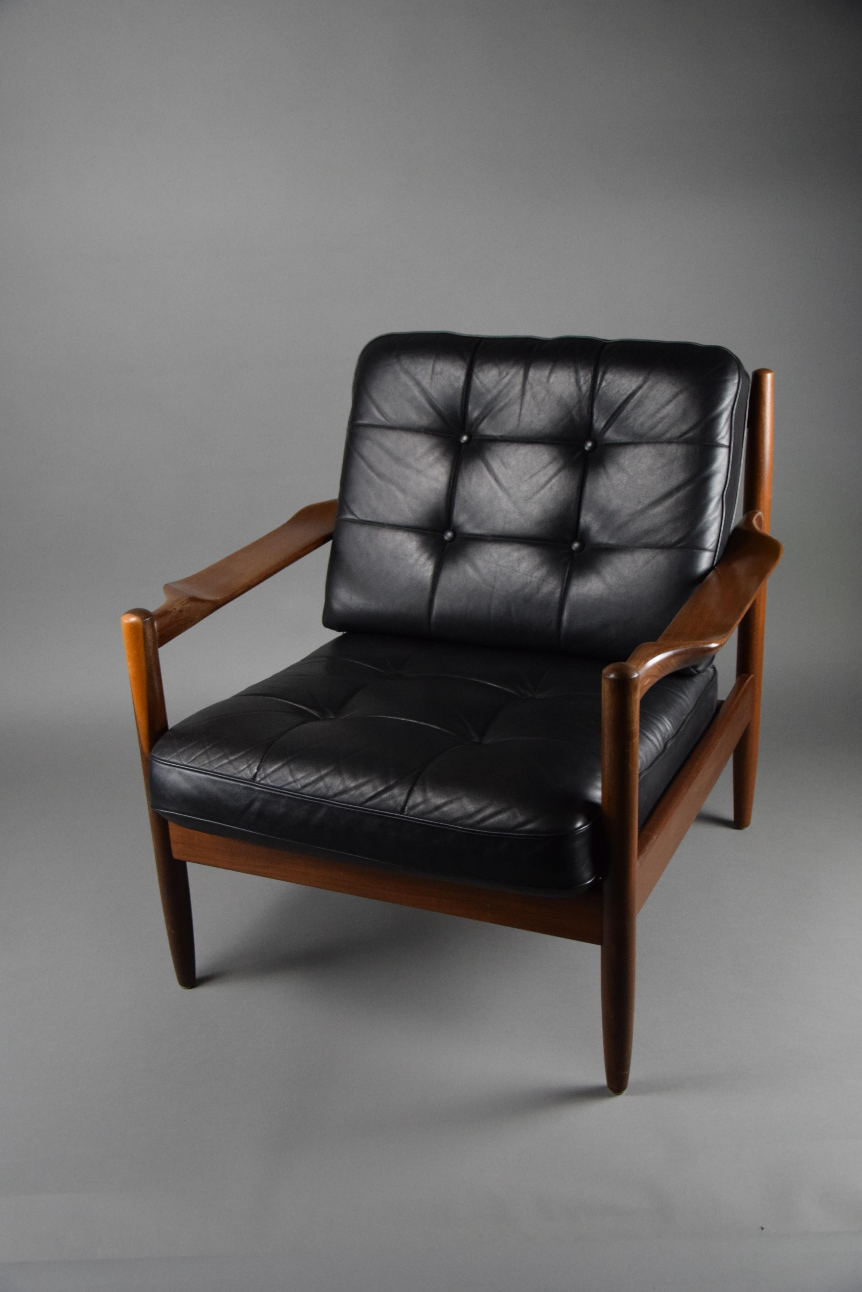 Black Leather Wooden Frame Mid Century Lounge Chair For Sale 5