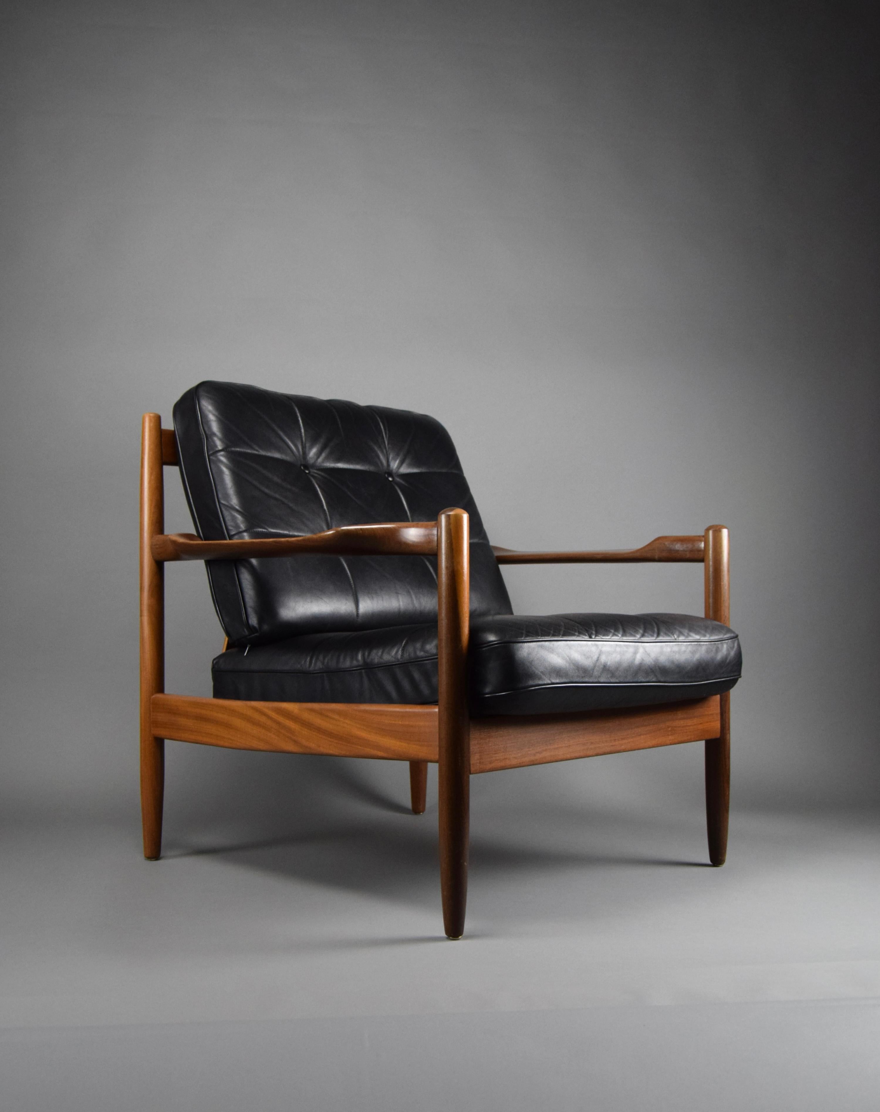 Black Leather Wooden Frame Mid Century Lounge Chair For Sale 6