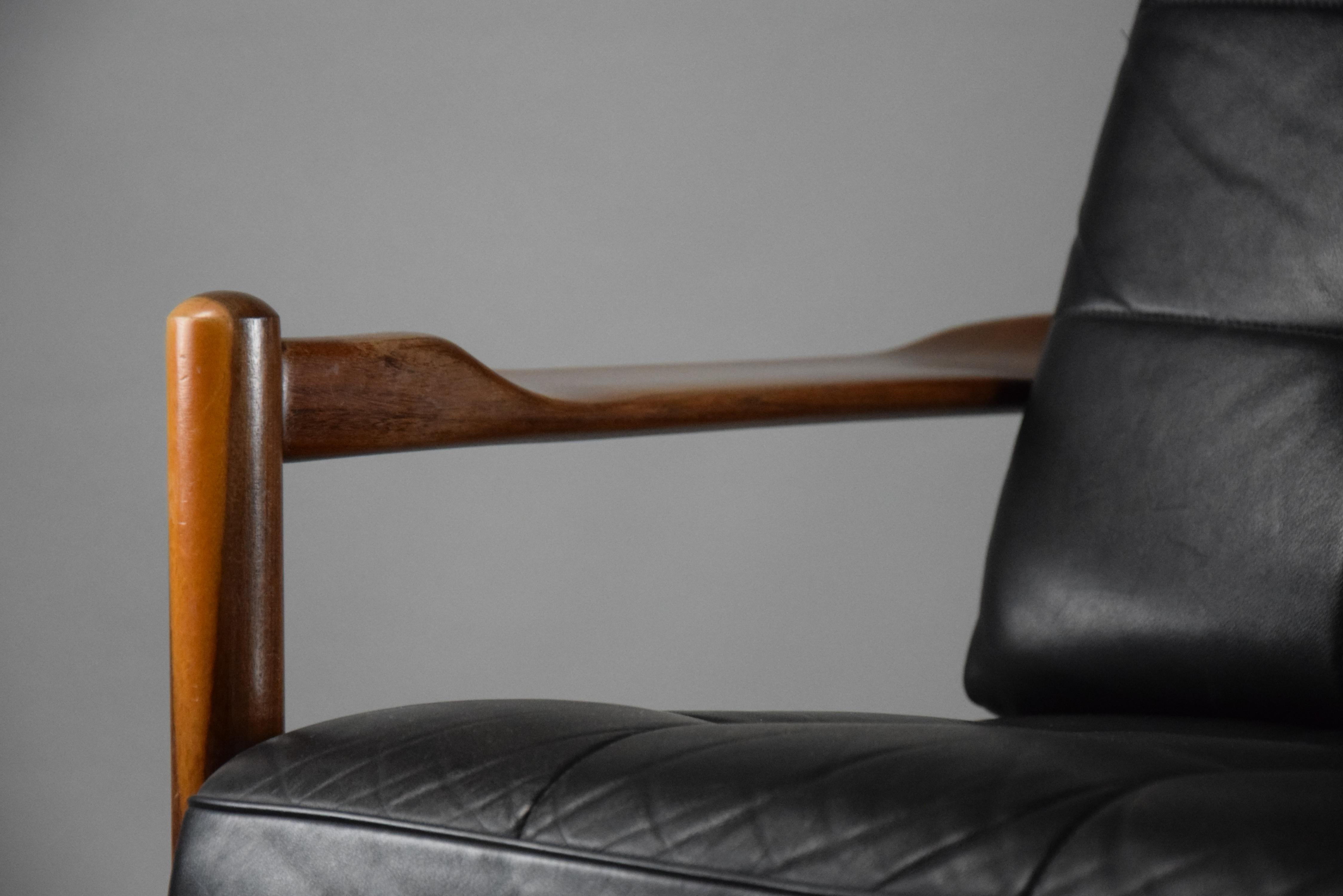 Mid-Century Modern Black Leather Wooden Frame Mid Century Lounge Chair For Sale