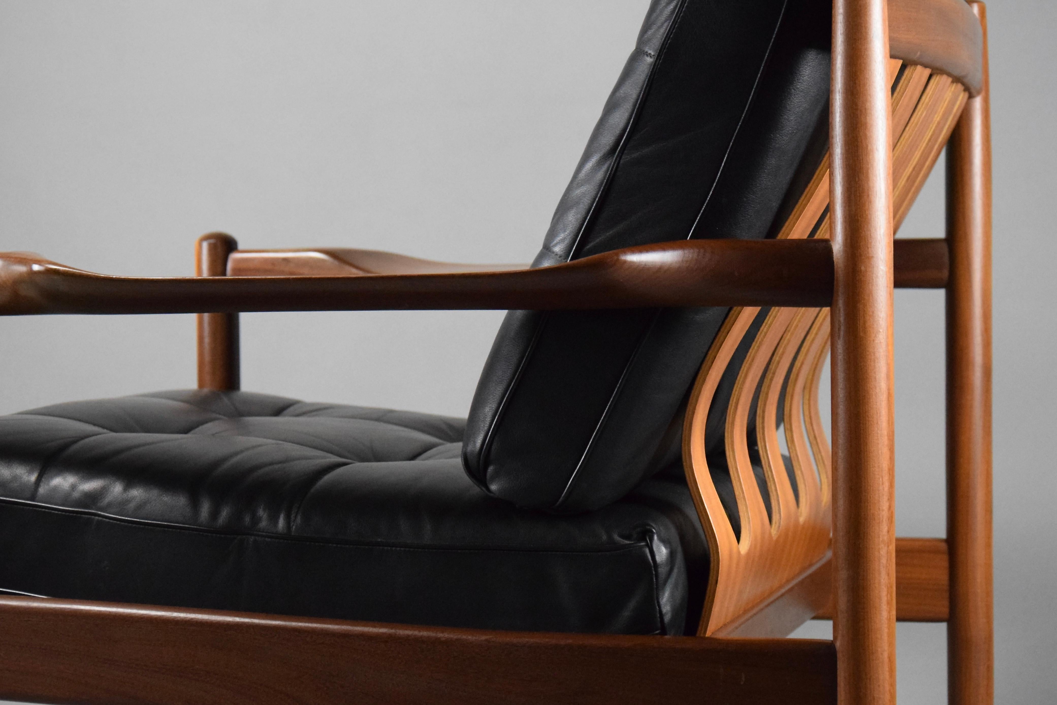 Black Leather Wooden Frame Mid Century Lounge Chair In Good Condition For Sale In Weesp, NL