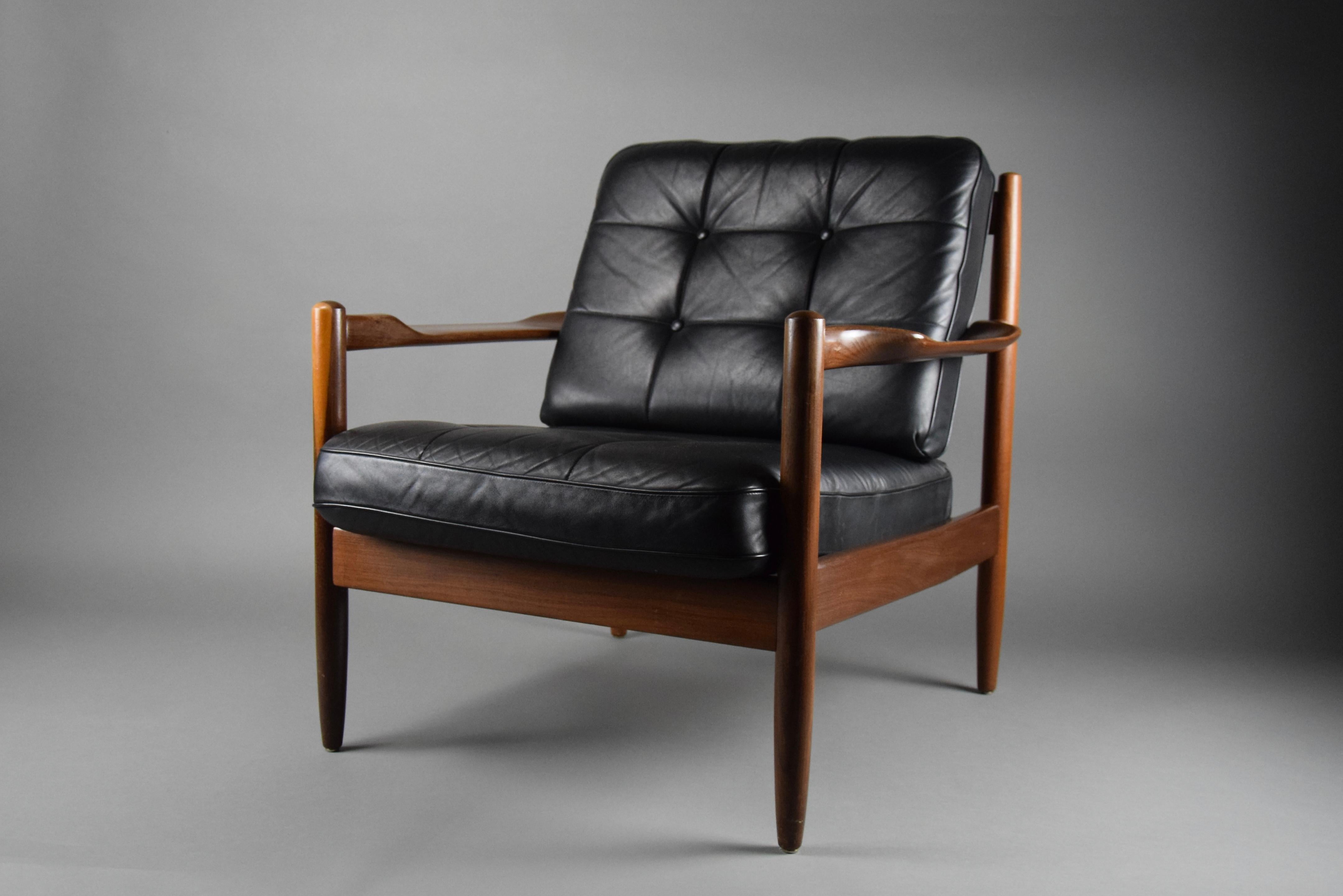 Mid-20th Century Black Leather Wooden Frame Mid Century Lounge Chair For Sale