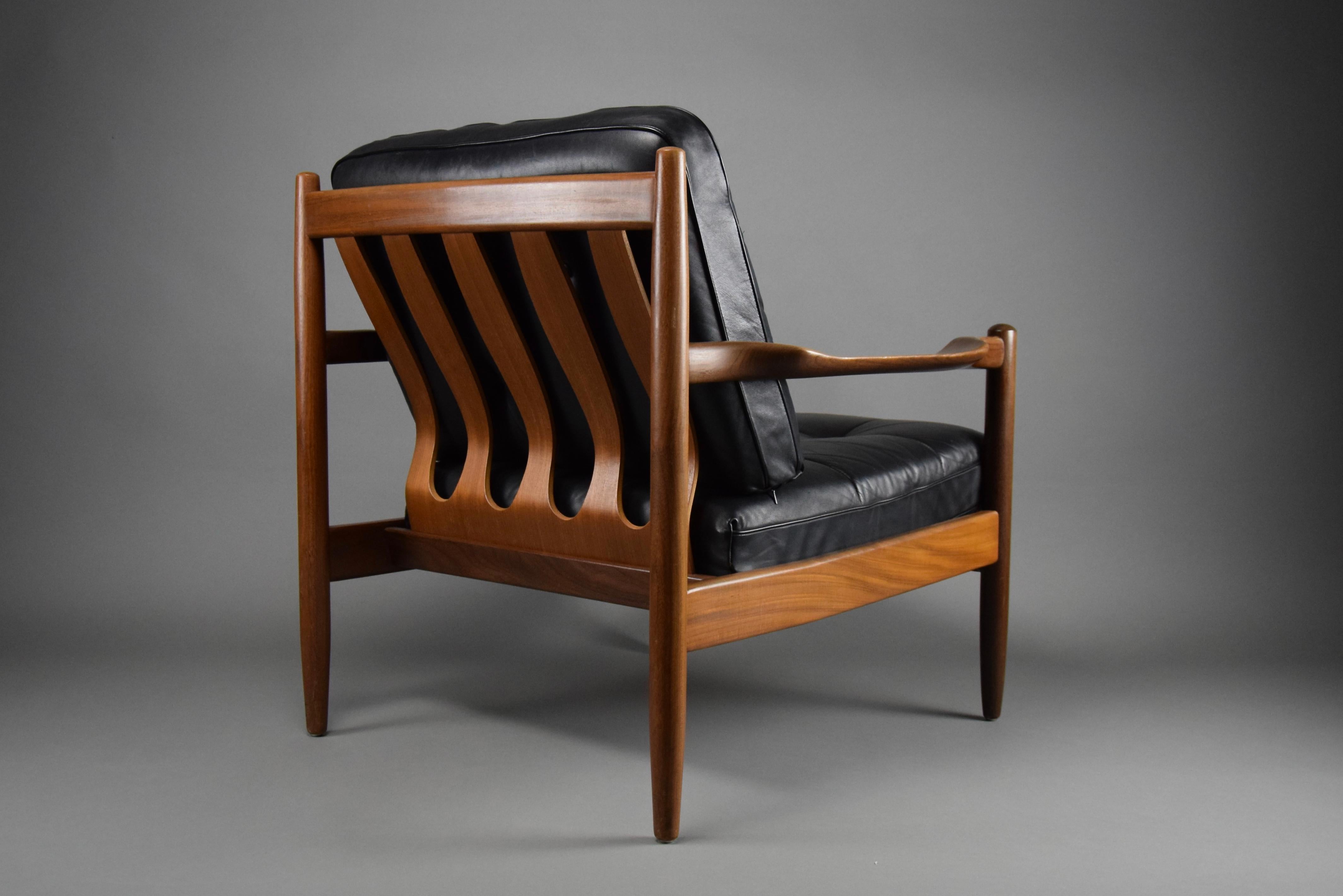 Black Leather Wooden Frame Mid Century Lounge Chair For Sale 2