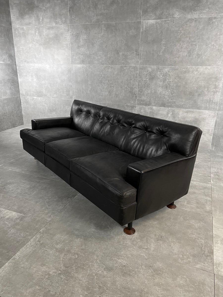 ''Square'' sofa designed by Marco Zanuso and manufactered by Arflex during 1960s. This sofa features its original black leather with metal and wooden feets.
