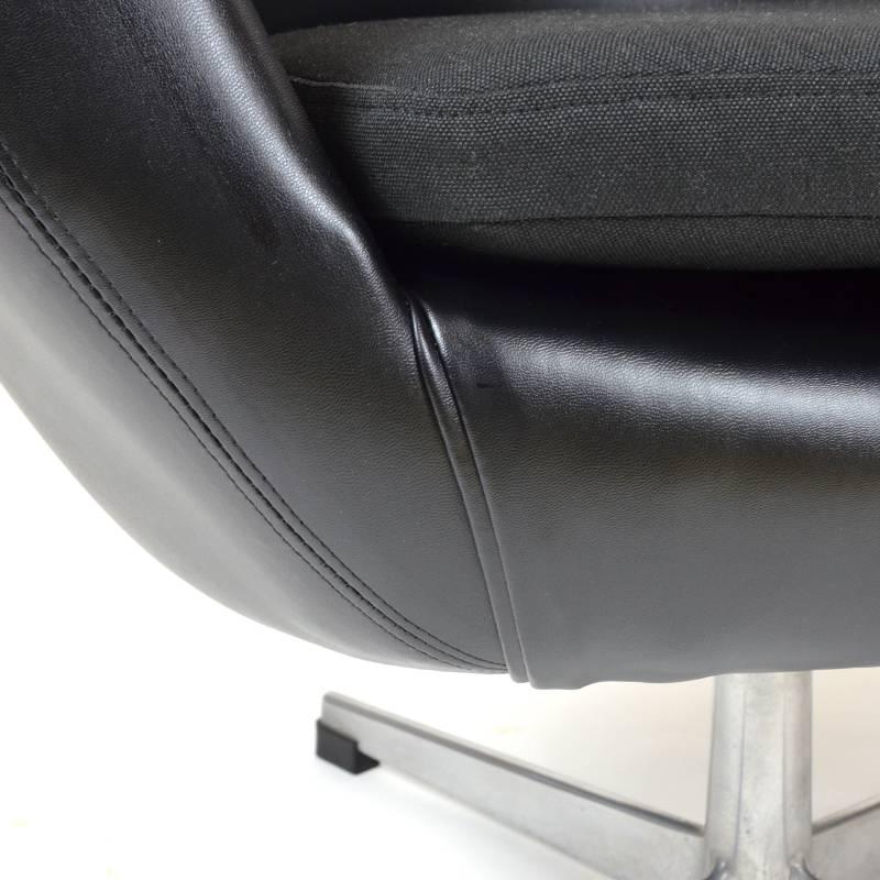 Black Leatherette Egg Chair by UP Zavody Rousinov In Good Condition For Sale In Zbiroh, CZ