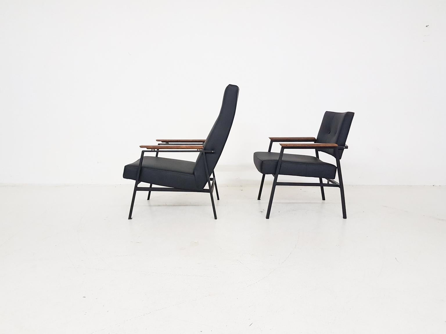 Pair of lounge chairs made of steel and black leatherette, designed by Avanti the Netherlands in the 1960s.

The pair features two different versions often called 