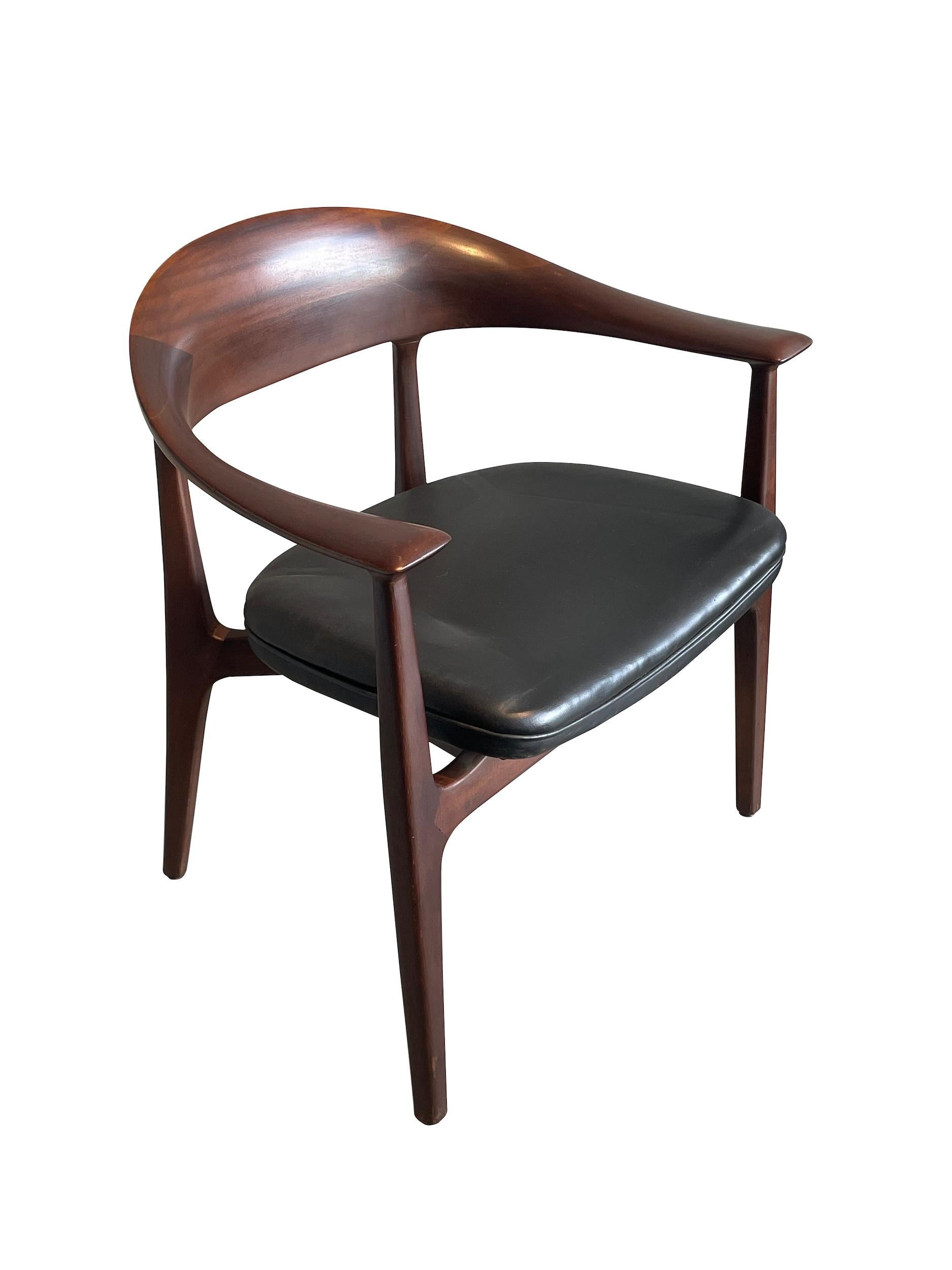 1960's Spanish set of four curved back dining chairs.
Black leatherette seat.
Mahogany frame.
Very comfortable.
