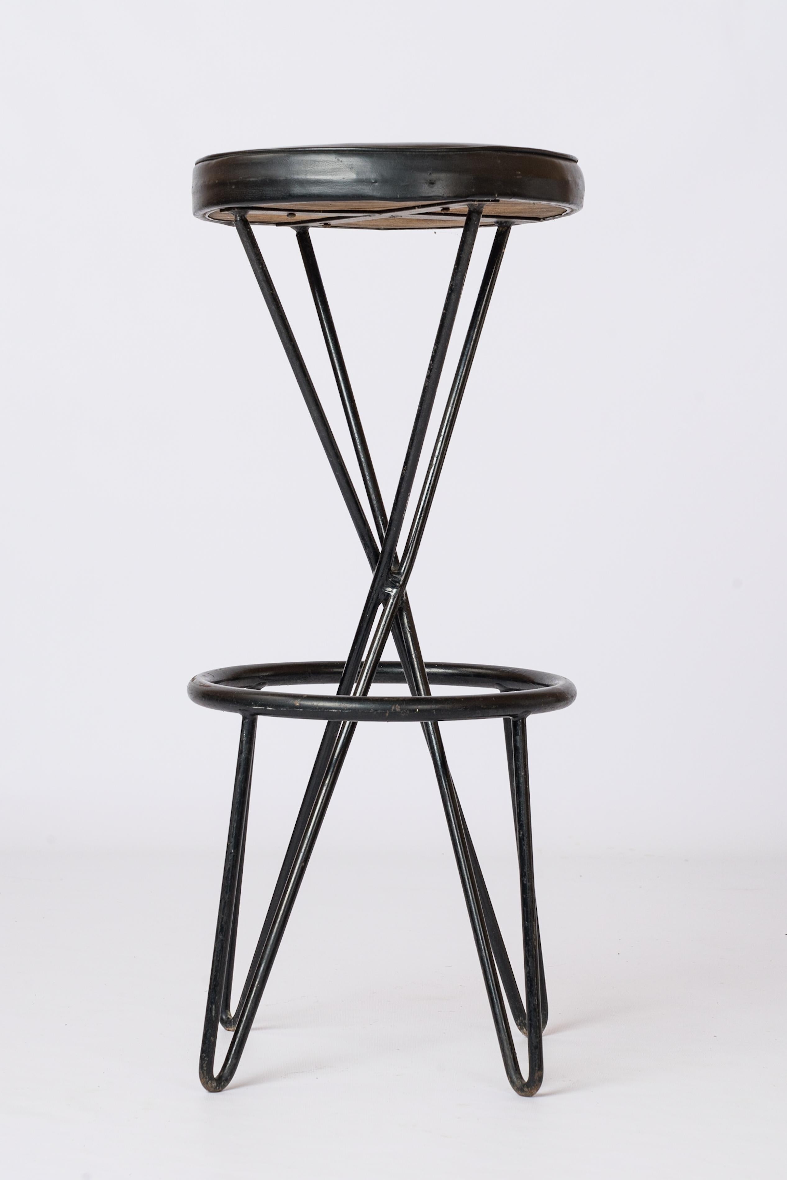 L'iconico sgabello da bar CM127 di Thonet. Piedi in acciaio laccato nero e rivestimento originale in ecopelle nera. Secondo sgabello disponibile.
Questo sgabello viene spedito dalla Francia e può essere rispedito in Francia o in una struttura a nord