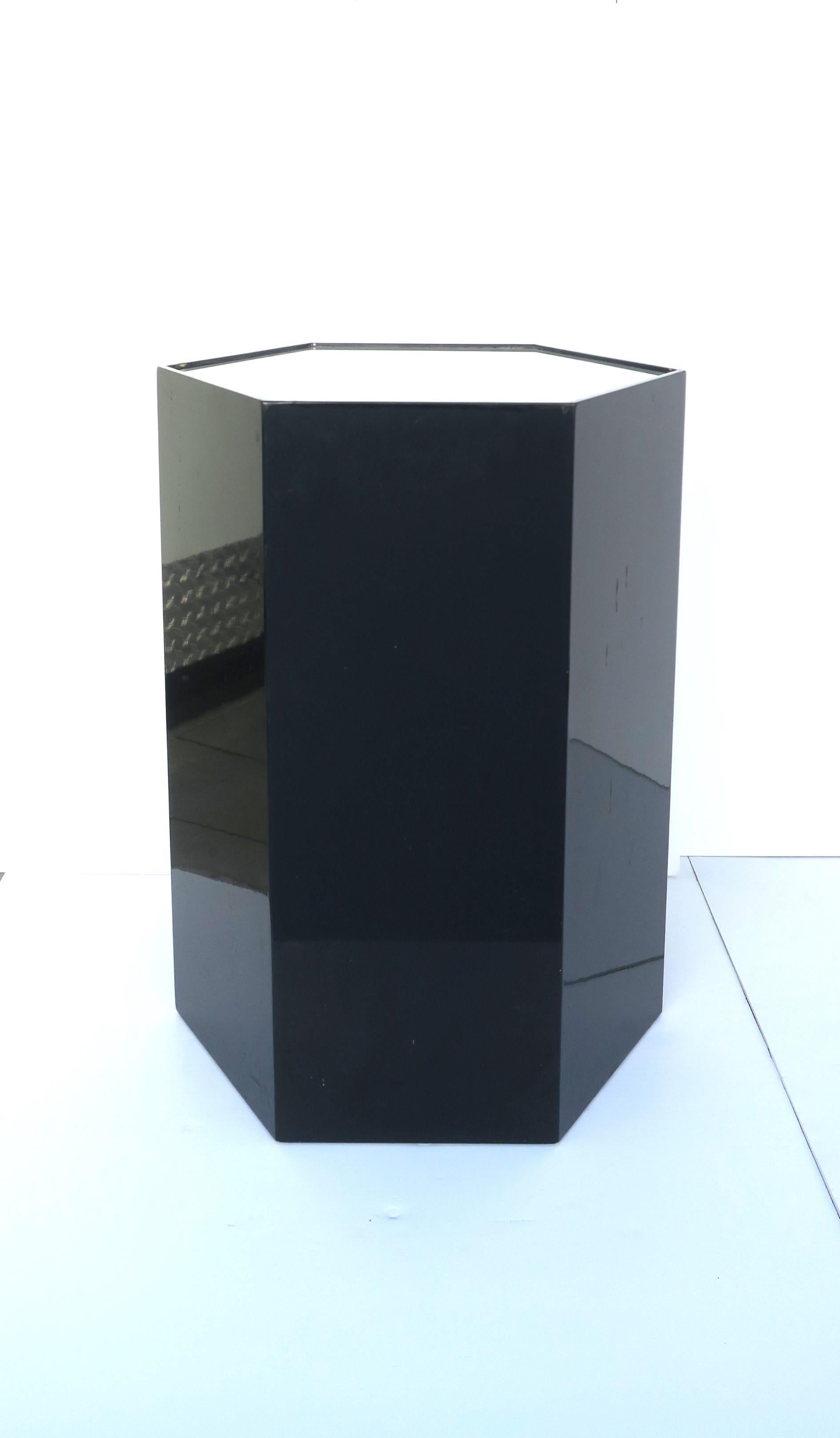 Ein solider und gut verarbeiteter schwarzer Hochglanzsäulenständer oder -tisch in Sechseckform, mit Glasplatte und Innenbeleuchtung, Postmoderne, ca. 1970er Jahre Modern. Dieser sechseckige Säulenständer hat eine Glasplatte, die bei Beleuchtung ein